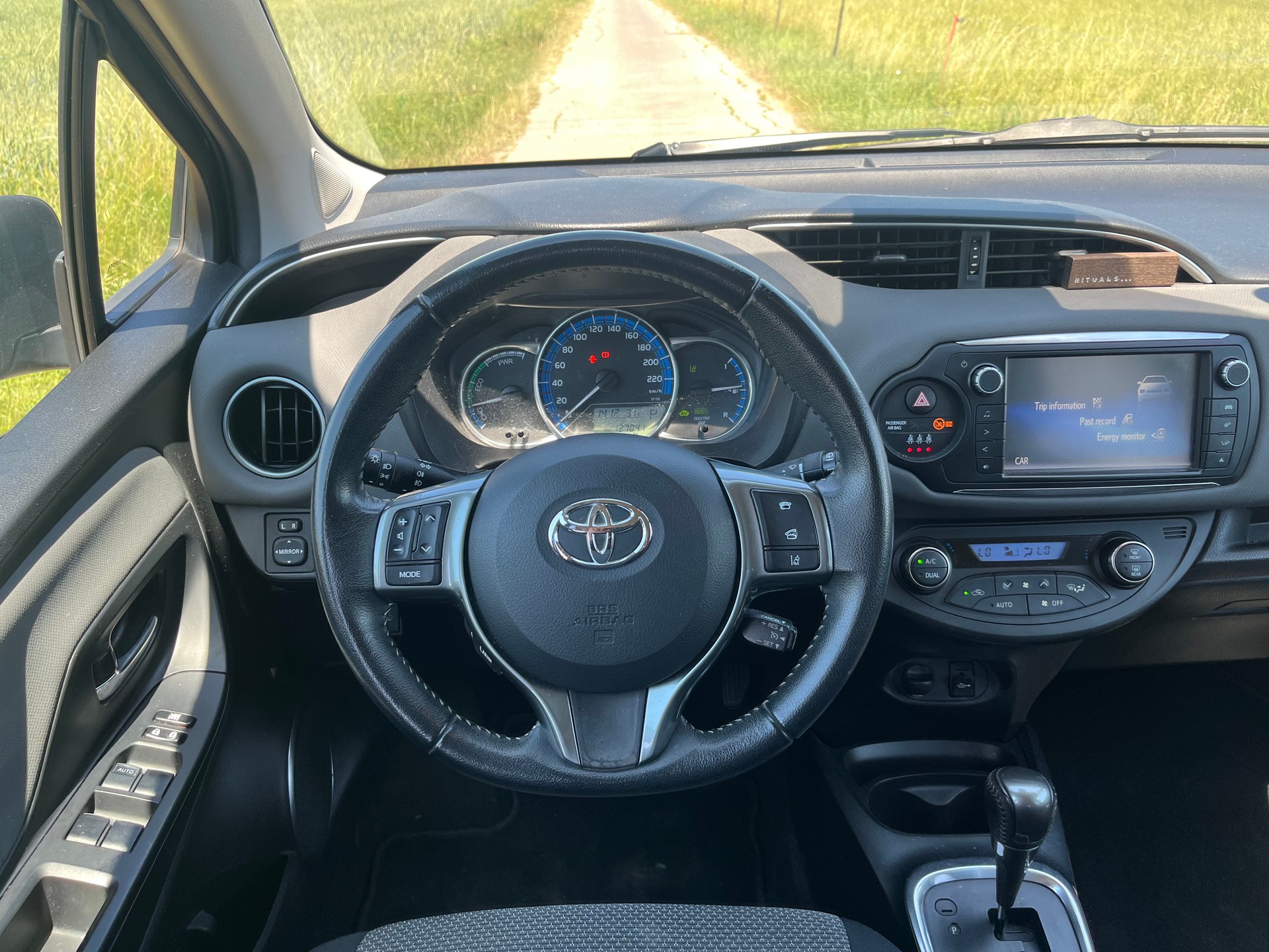 TOYOTA Yaris 1.5 VVT-i Hybrid Style e-CVT-image-8