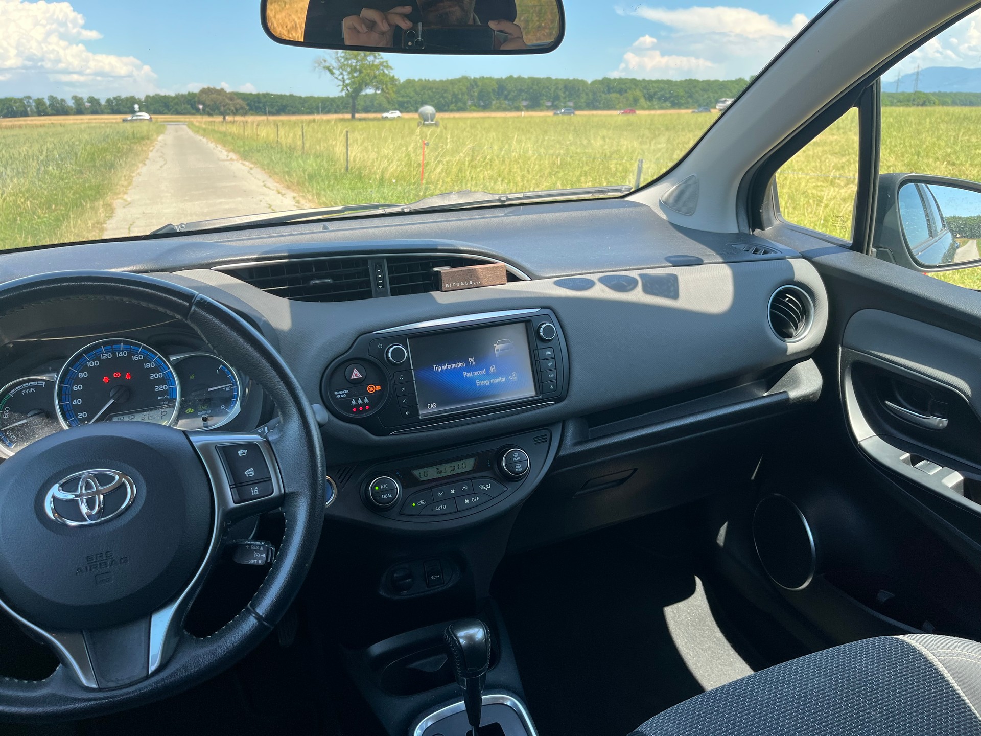 TOYOTA Yaris 1.5 VVT-i Hybrid Style e-CVT-image-9