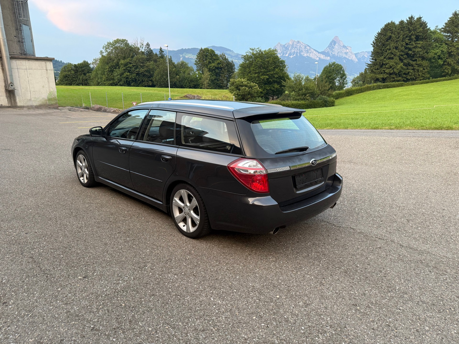 SUBARU Legacy 2.0R AWD Swiss-image-2