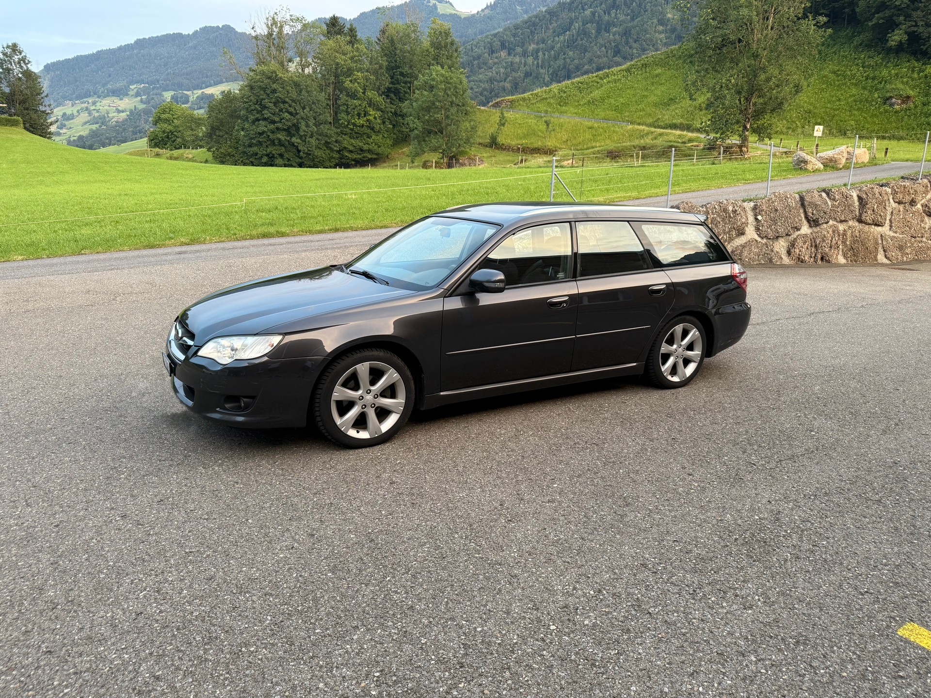 SUBARU Legacy 2.0R AWD Swiss-image-1