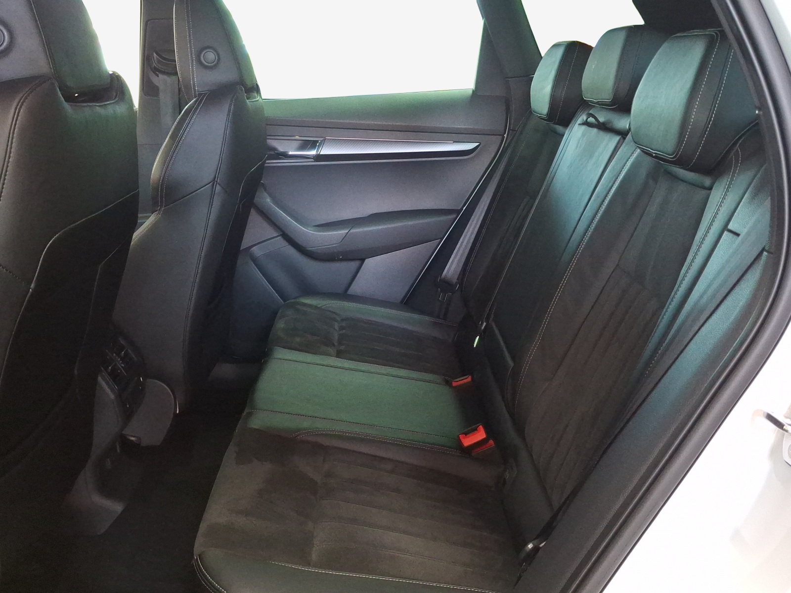 SKODA Karoq 2.0 TSI SportLine 4x4 DSG-image-11
