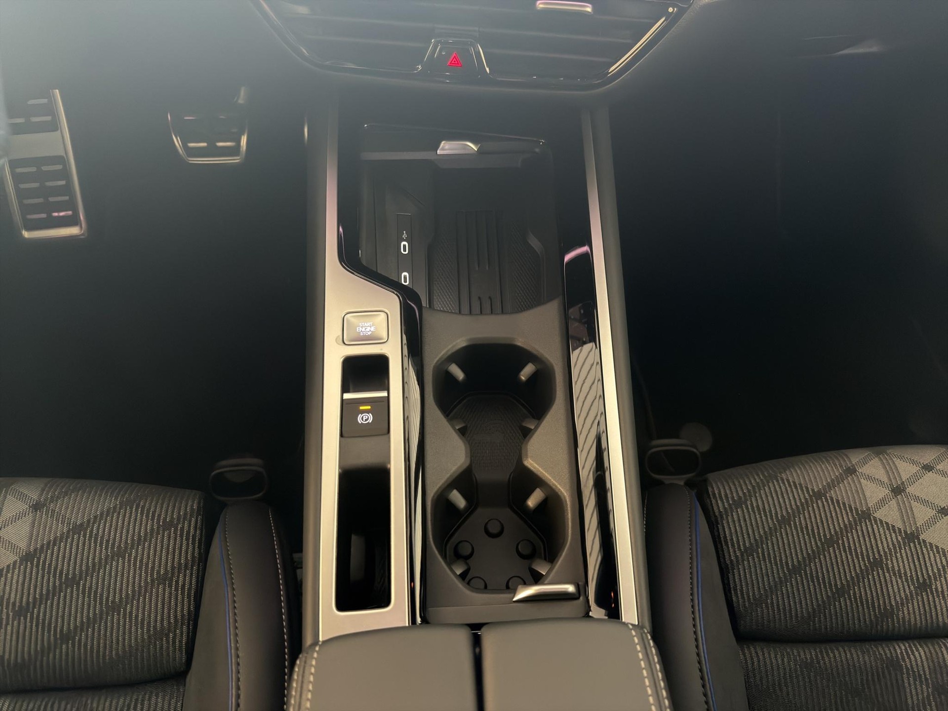 VW Passat Variant 2.0 TDI R-Line DSG 4motion-image-15