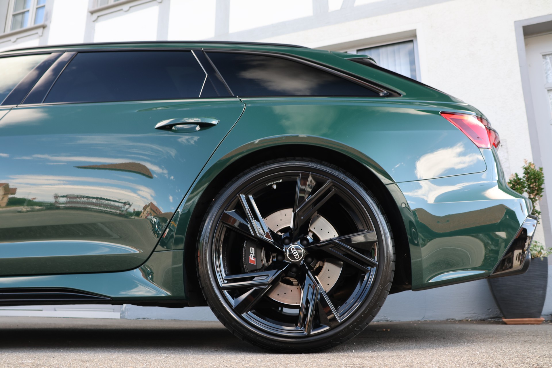 AUDI RS6 Avant 4.0 TFSI V8 Performance quattro (CH) *Exclusive Goodwood Green*-image-8