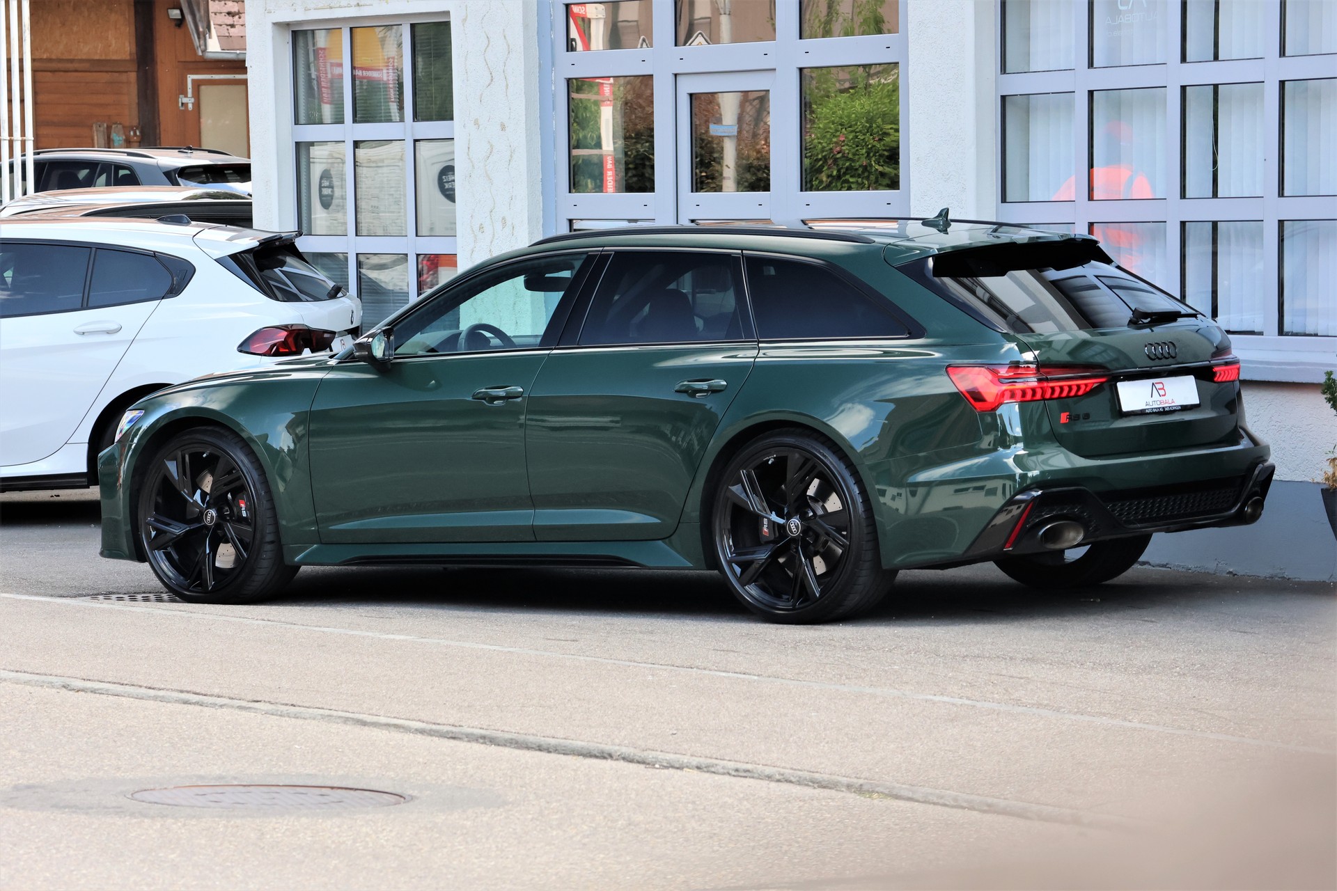 AUDI RS6 Avant 4.0 TFSI V8 Performance quattro (CH) *Exclusive Goodwood Green*-image-4