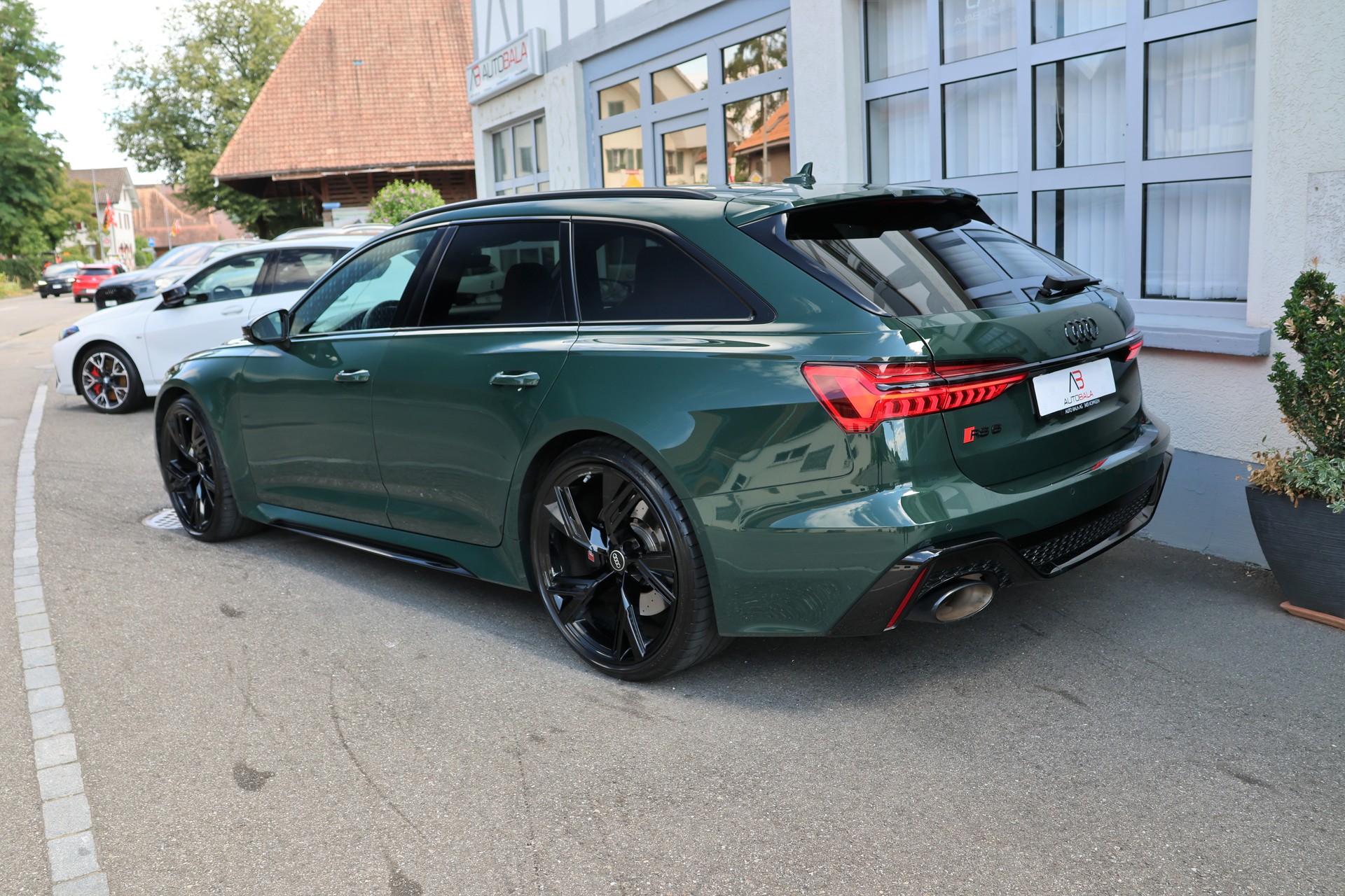 AUDI RS6 Avant 4.0 TFSI V8 Performance quattro (CH) *Exclusive Goodwood Green*-image-6
