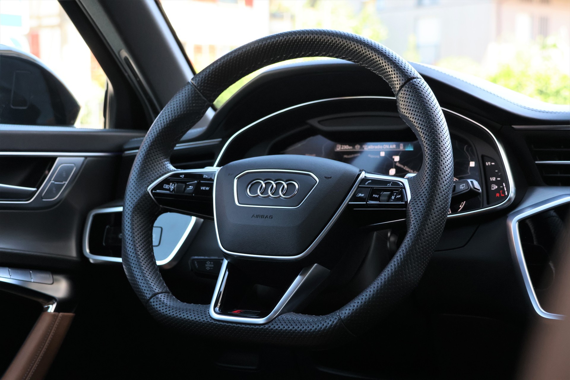 AUDI RS6 Avant 4.0 TFSI V8 Performance quattro (CH) *Exclusive Goodwood Green*-image-16