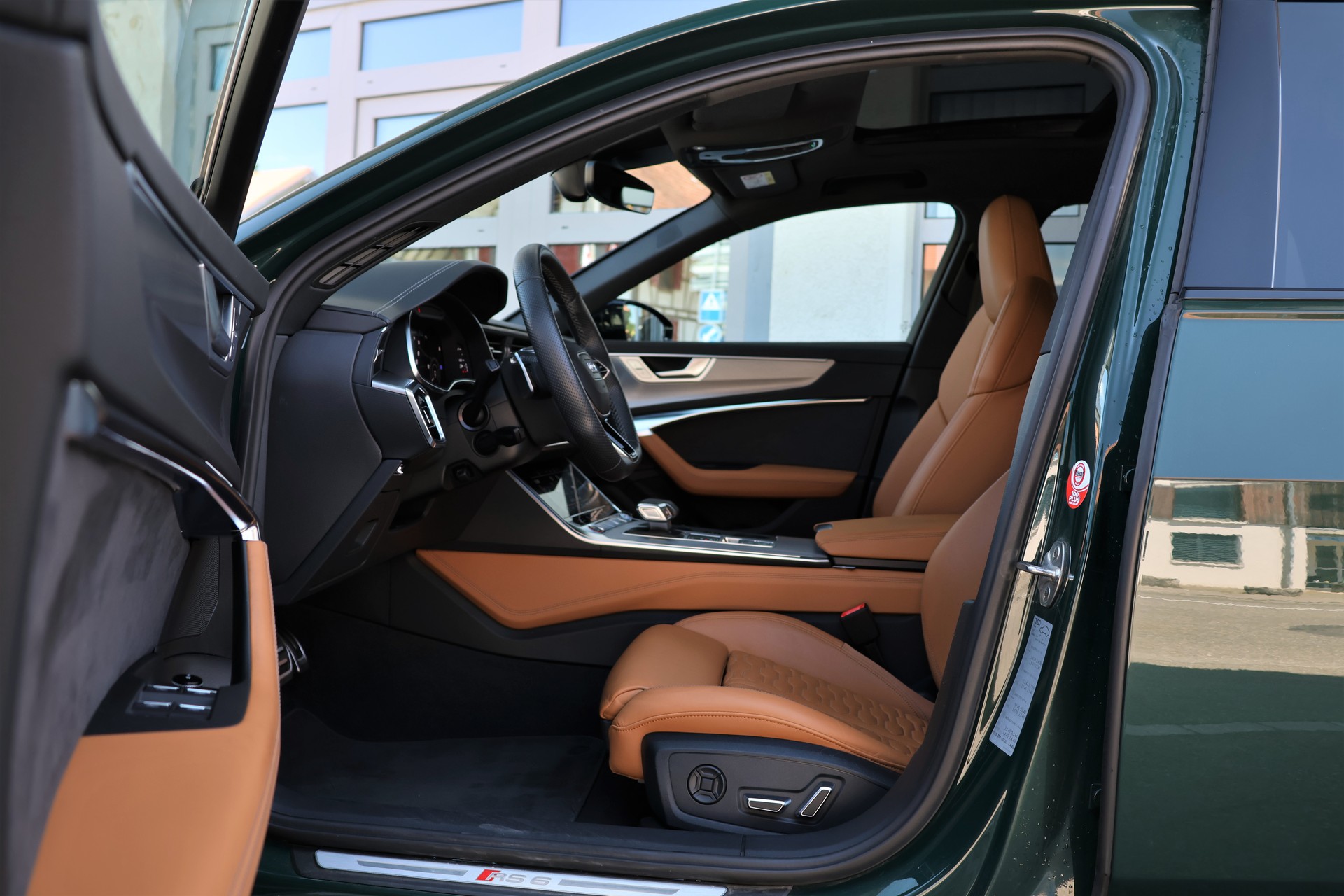 AUDI RS6 Avant 4.0 TFSI V8 Performance quattro (CH) *Exclusive Goodwood Green*-image-9
