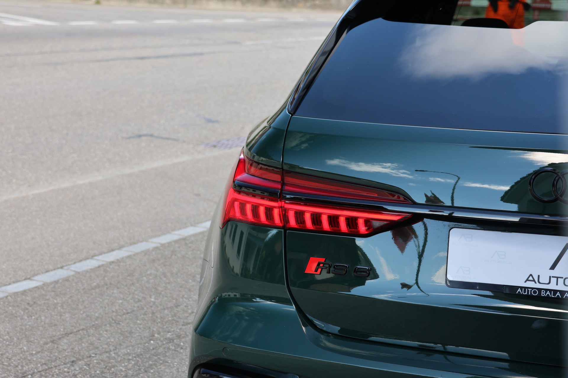 AUDI RS6 Avant 4.0 TFSI V8 Performance quattro (CH) *Exclusive Goodwood Green*-image-5