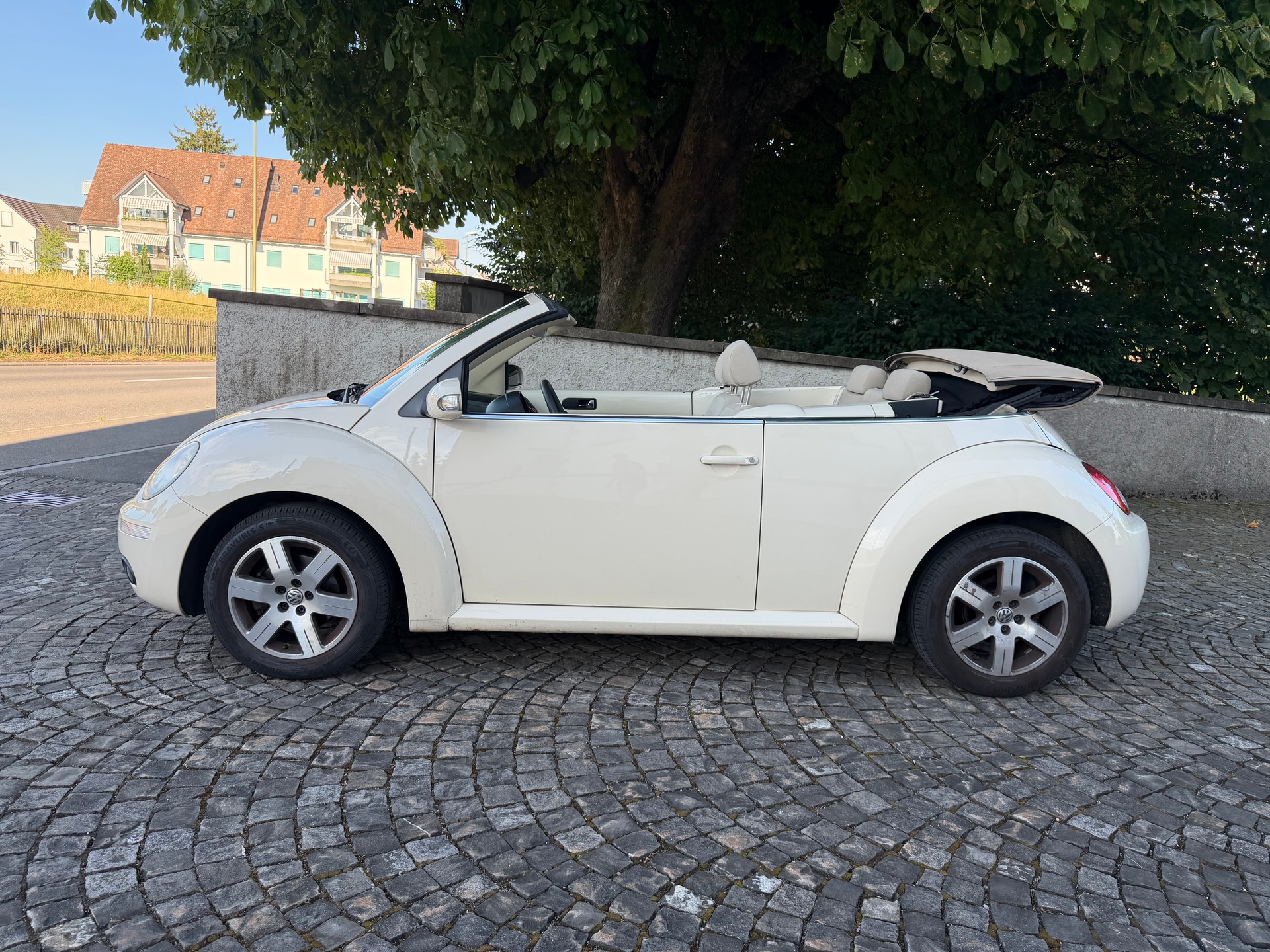 VW Beetle Cabrio 1.4-image-9