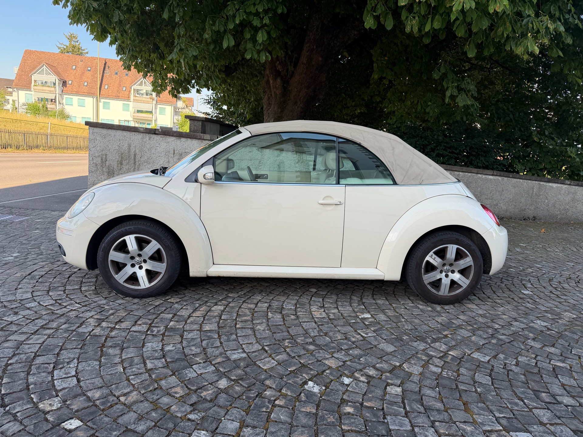 VW Beetle Cabrio 1.4-image-10