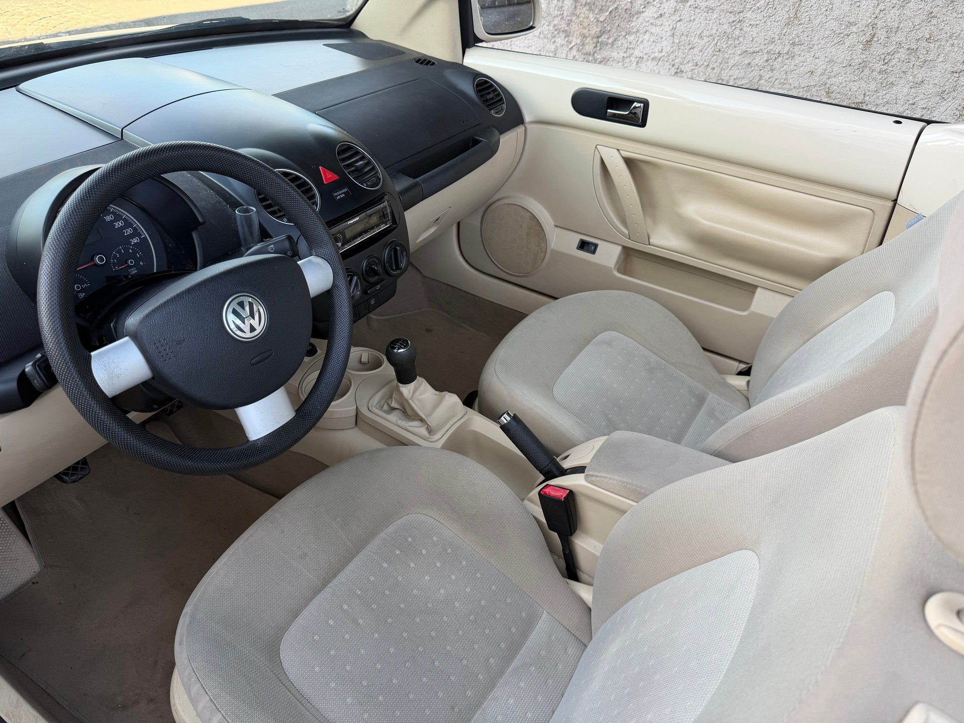 VW Beetle Cabrio 1.4-image-11
