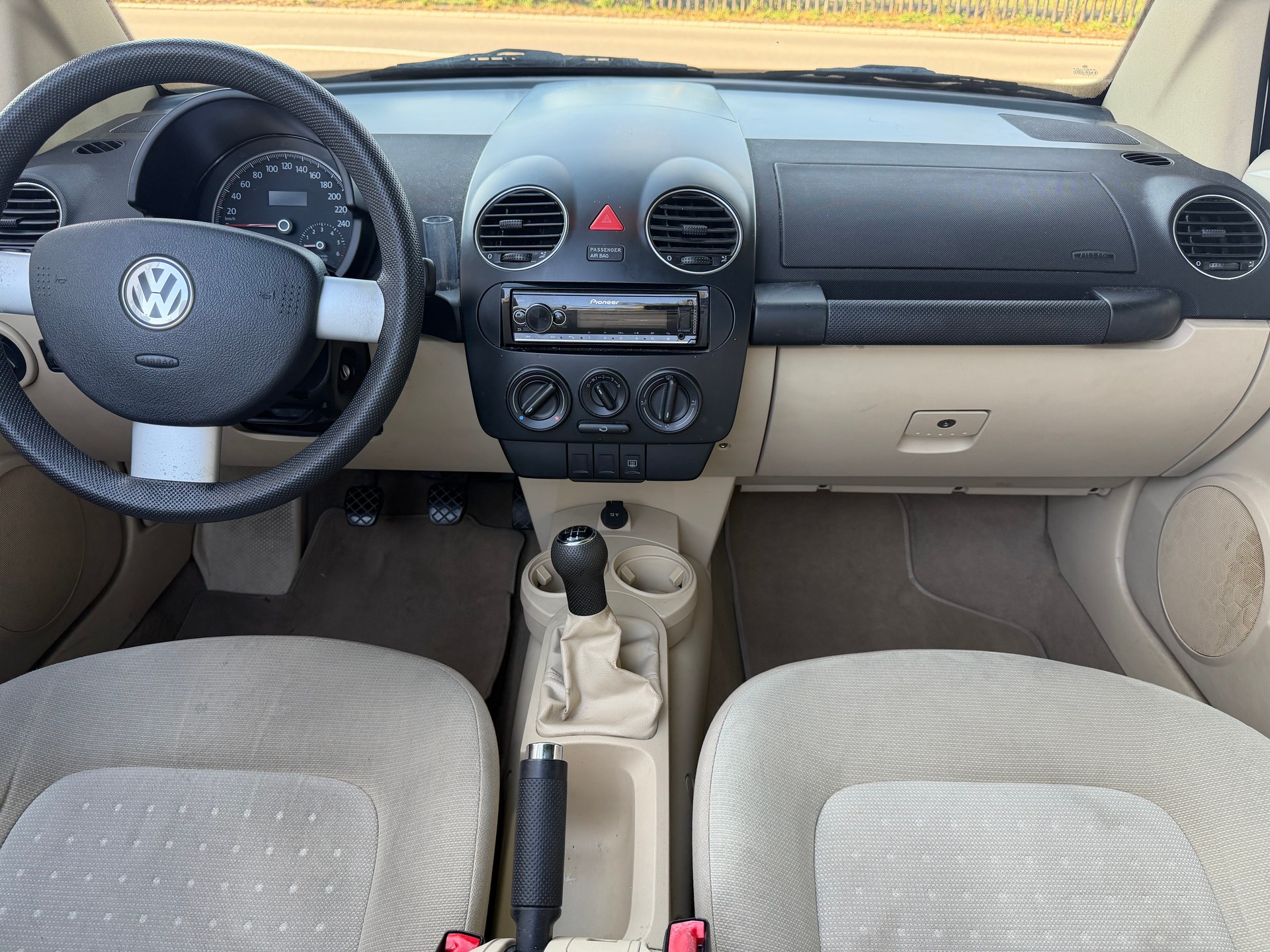 VW Beetle Cabrio 1.4-image-14