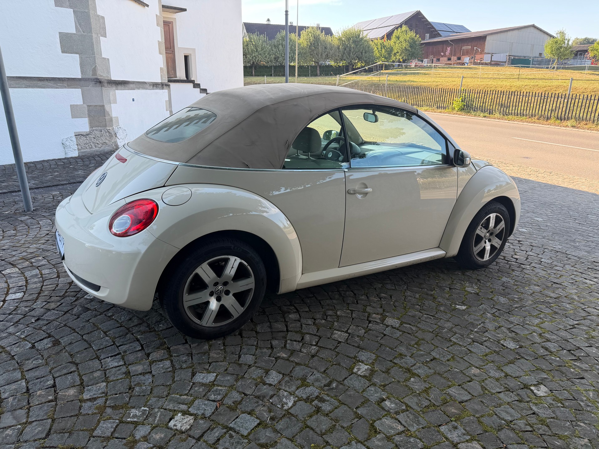 VW Beetle Cabrio 1.4-image-5