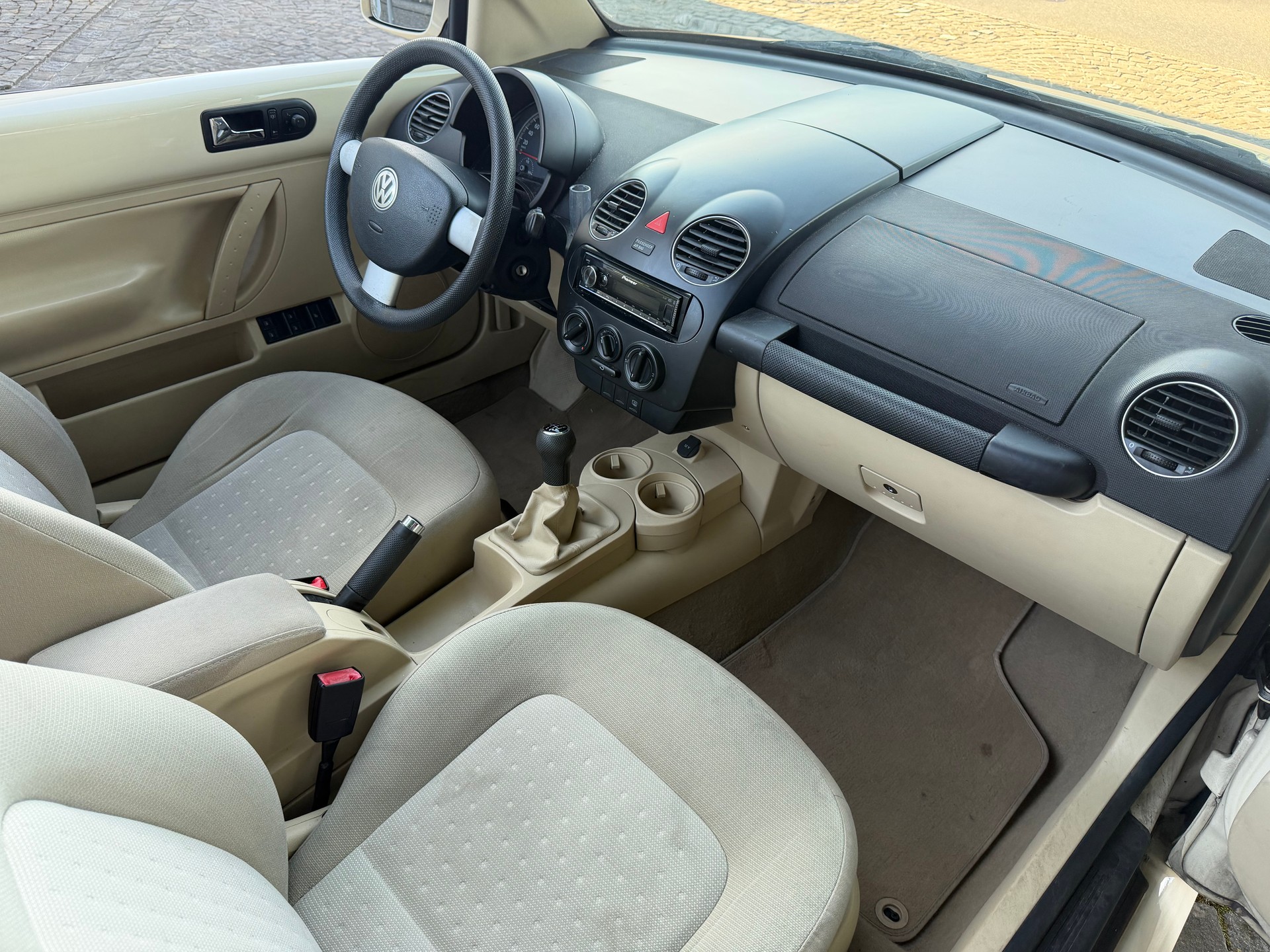 VW Beetle Cabrio 1.4-image-12