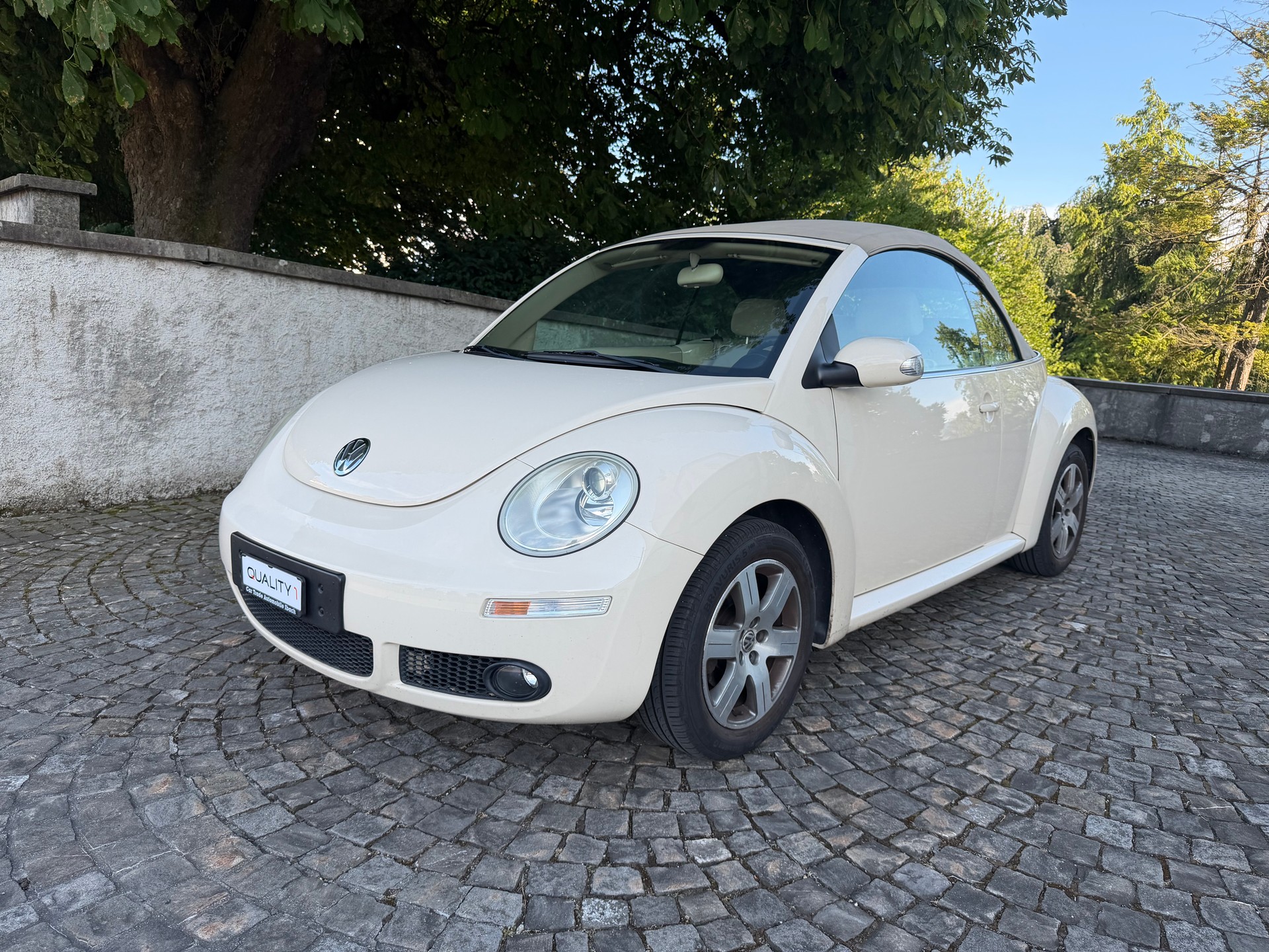 VW Beetle Cabrio 1.4-image-1