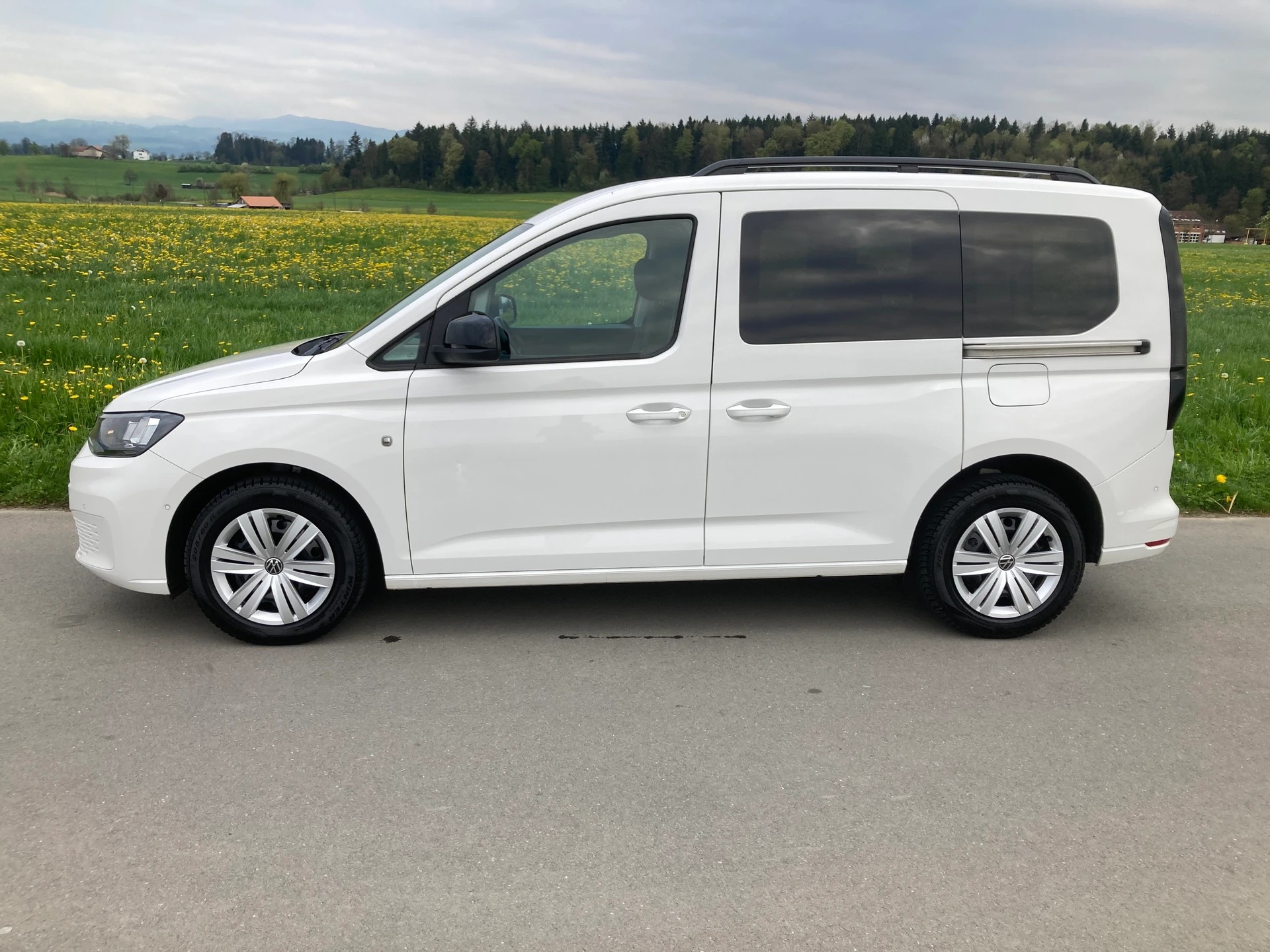 VW Caddy 2.0 TDI Liberty DSG mit Anhängerkupplung-image-4