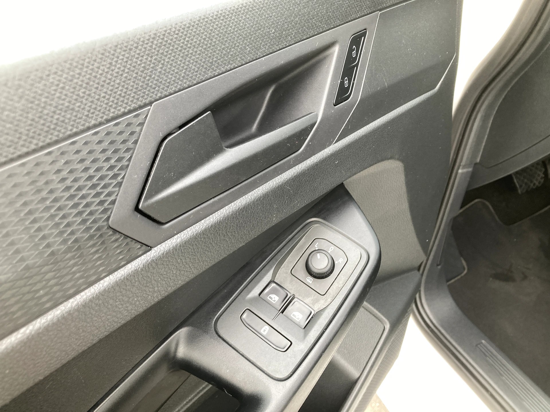 VW Caddy 2.0 TDI Liberty DSG mit Anhängerkupplung-image-9