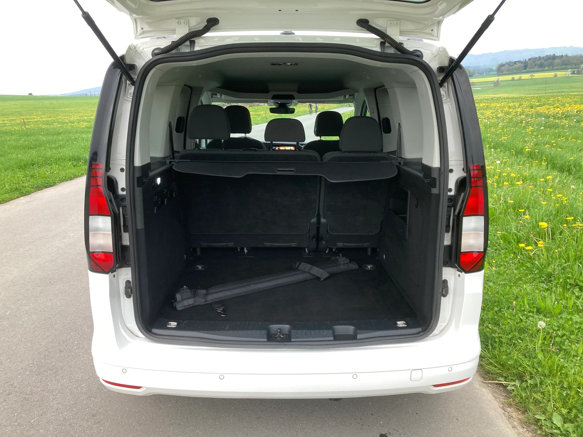 VW Caddy 2.0 TDI Liberty DSG mit Anhängerkupplung-image-5