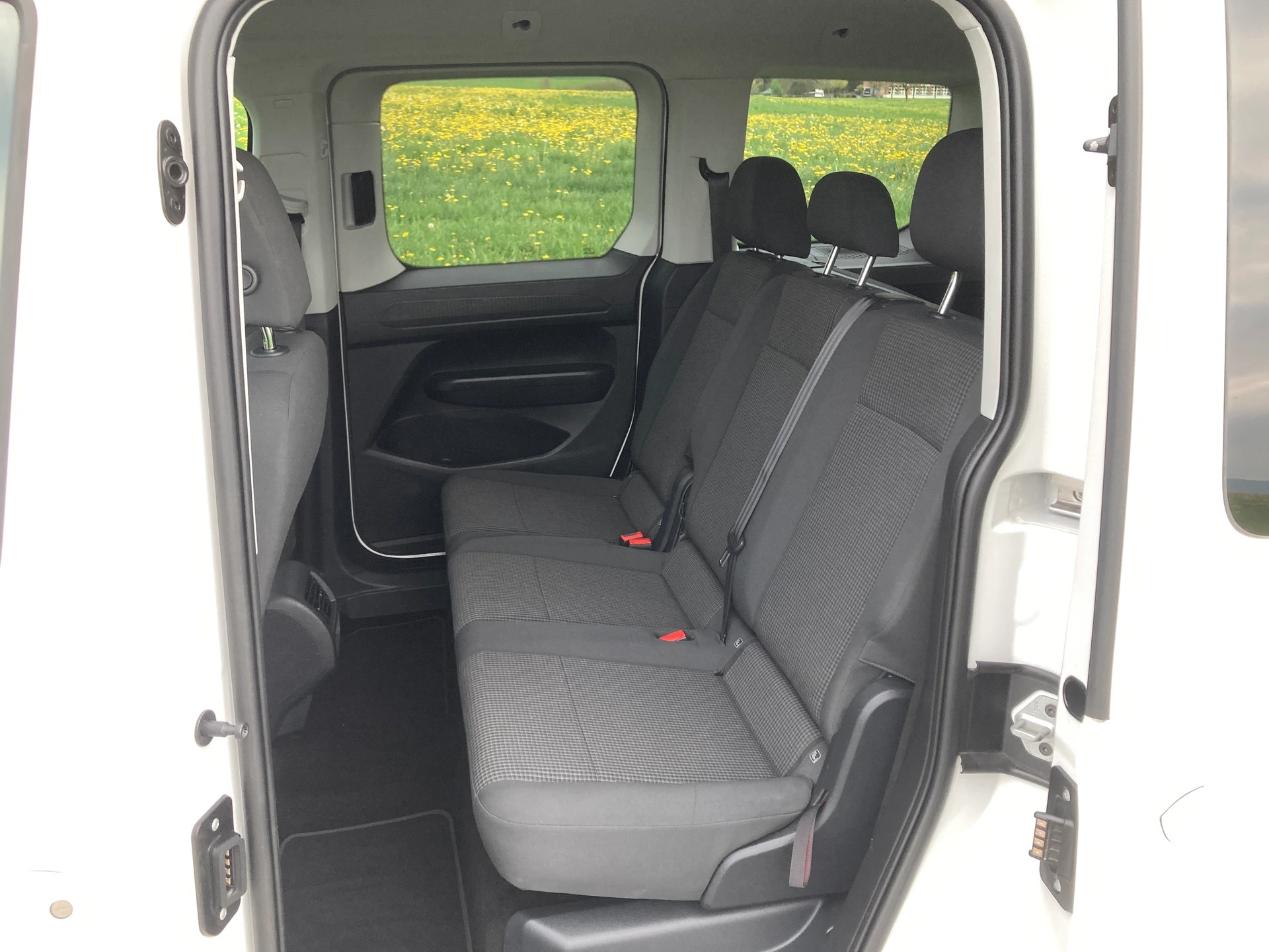 VW Caddy 2.0 TDI Liberty DSG mit Anhängerkupplung-image-7