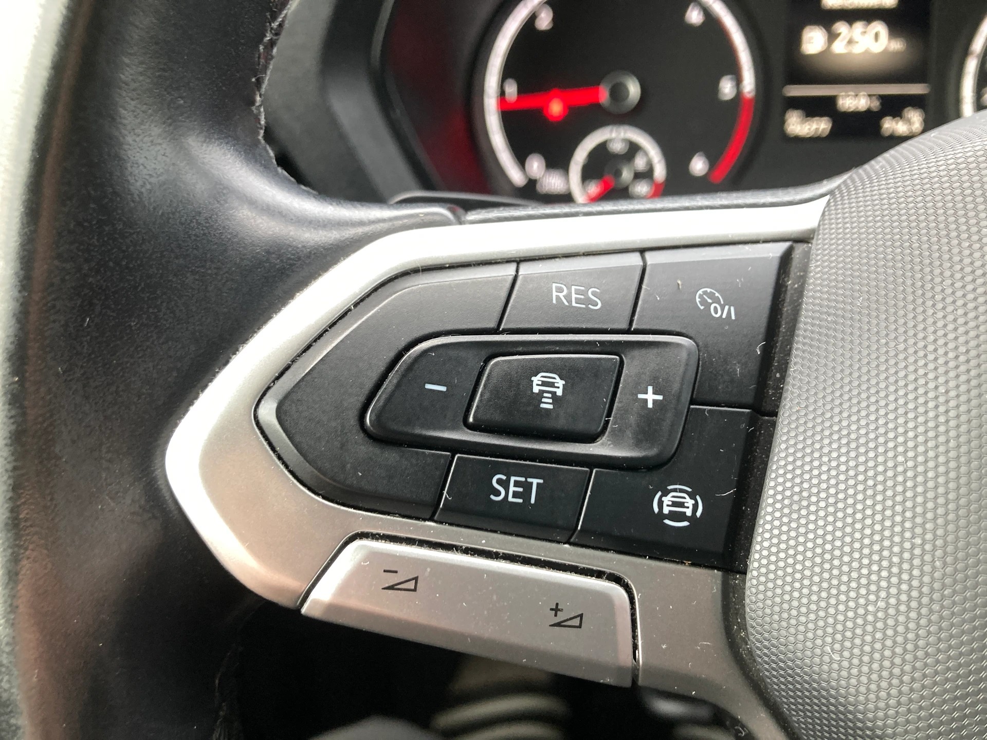 VW Caddy 2.0 TDI Liberty DSG mit Anhängerkupplung-image-13