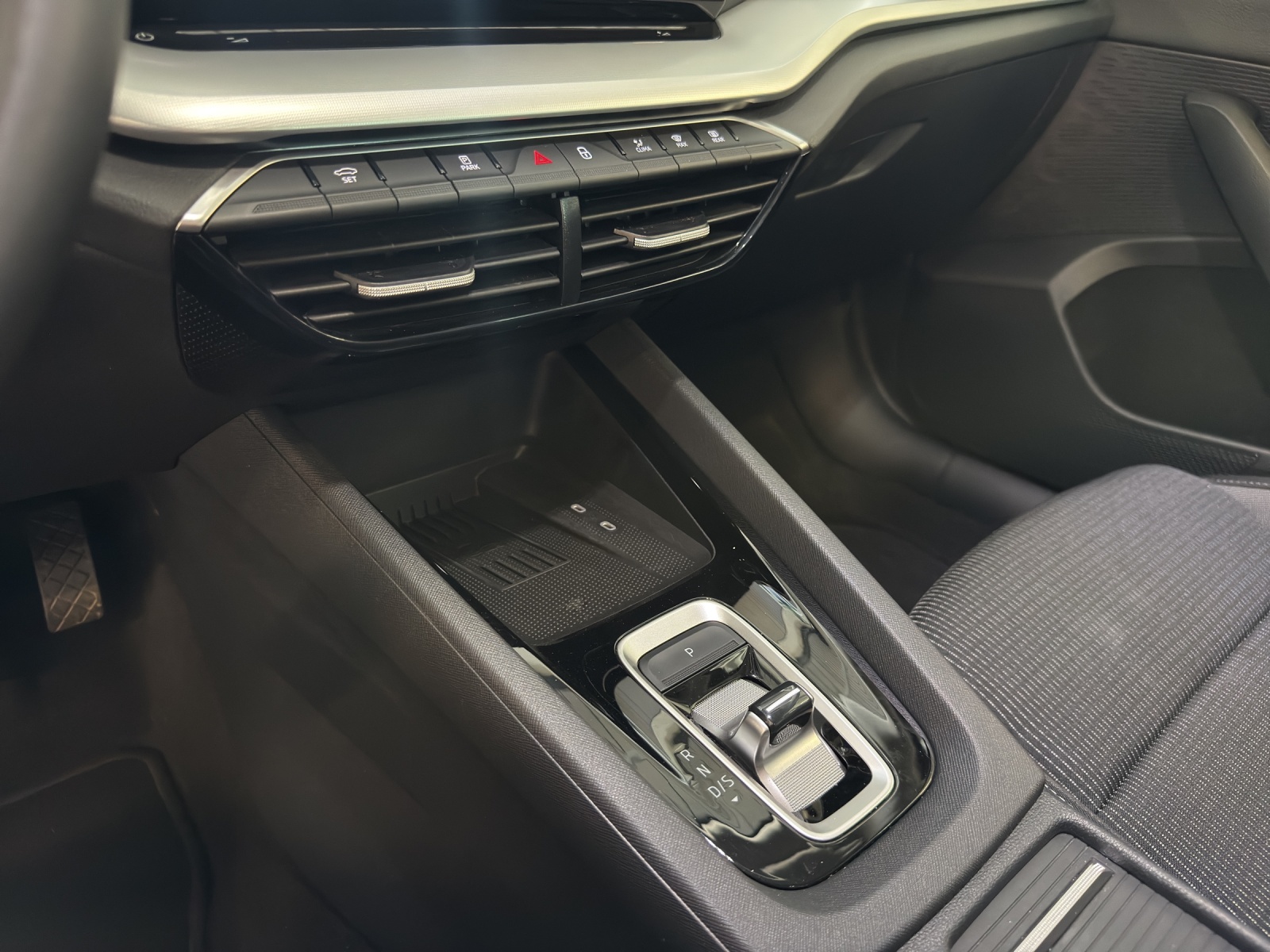 SKODA Octavia Combi 2.0 TDI DSG Selection-image-10