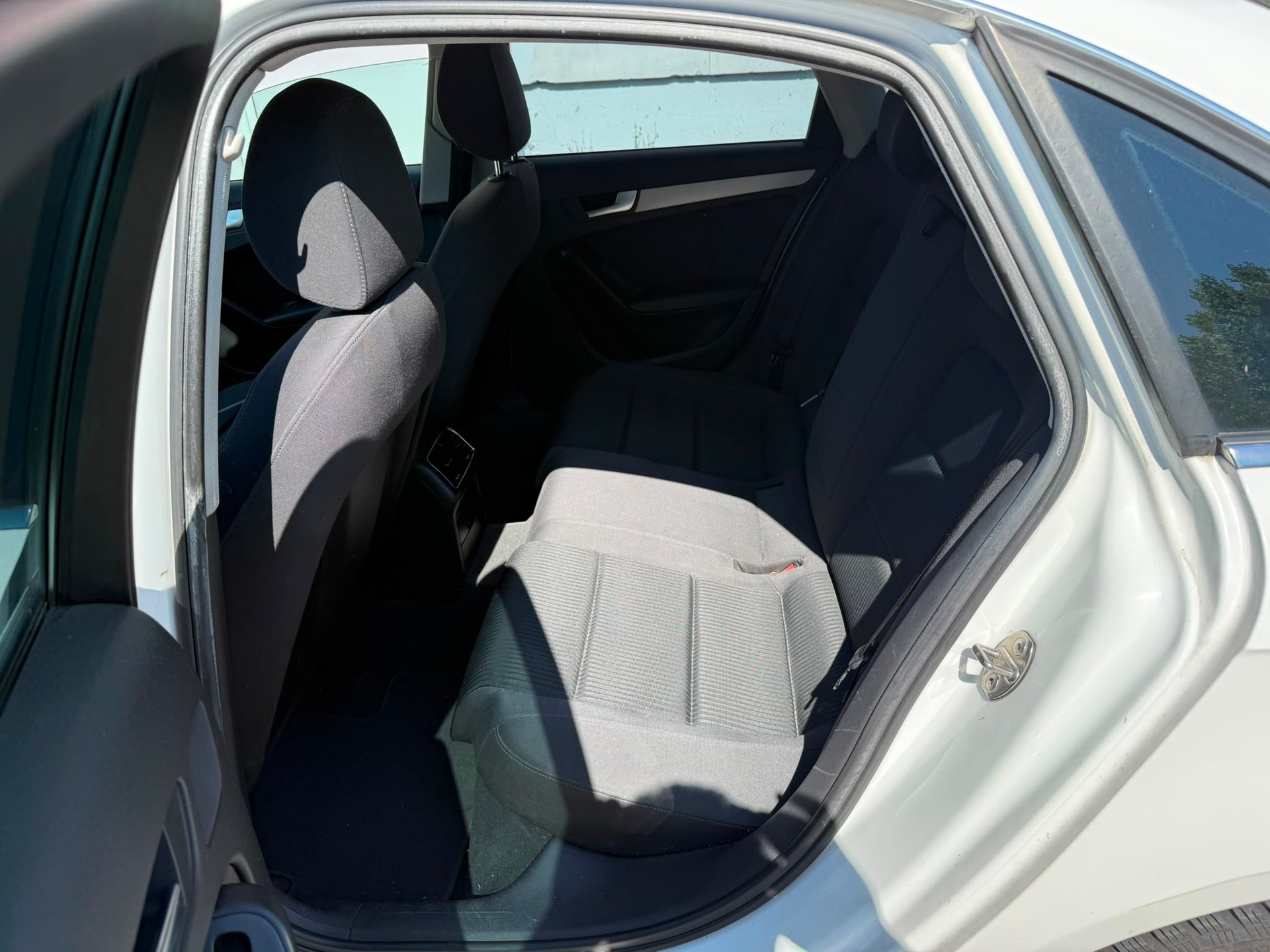 AUDI A4 Limousine 2.0 TDI-image-8