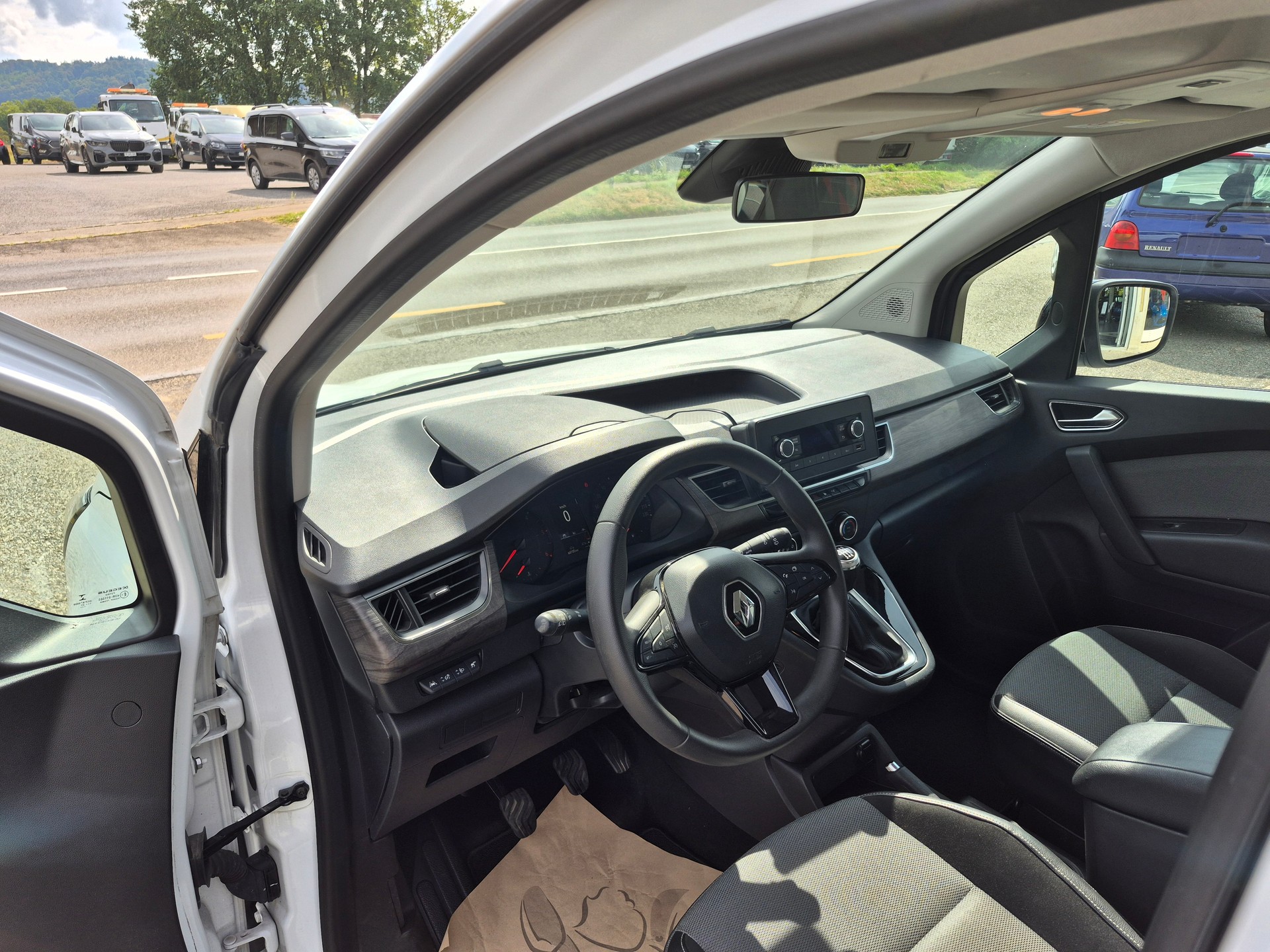 RENAULT Kangoo Combi 1.5 Blue dCi Edit-image-9