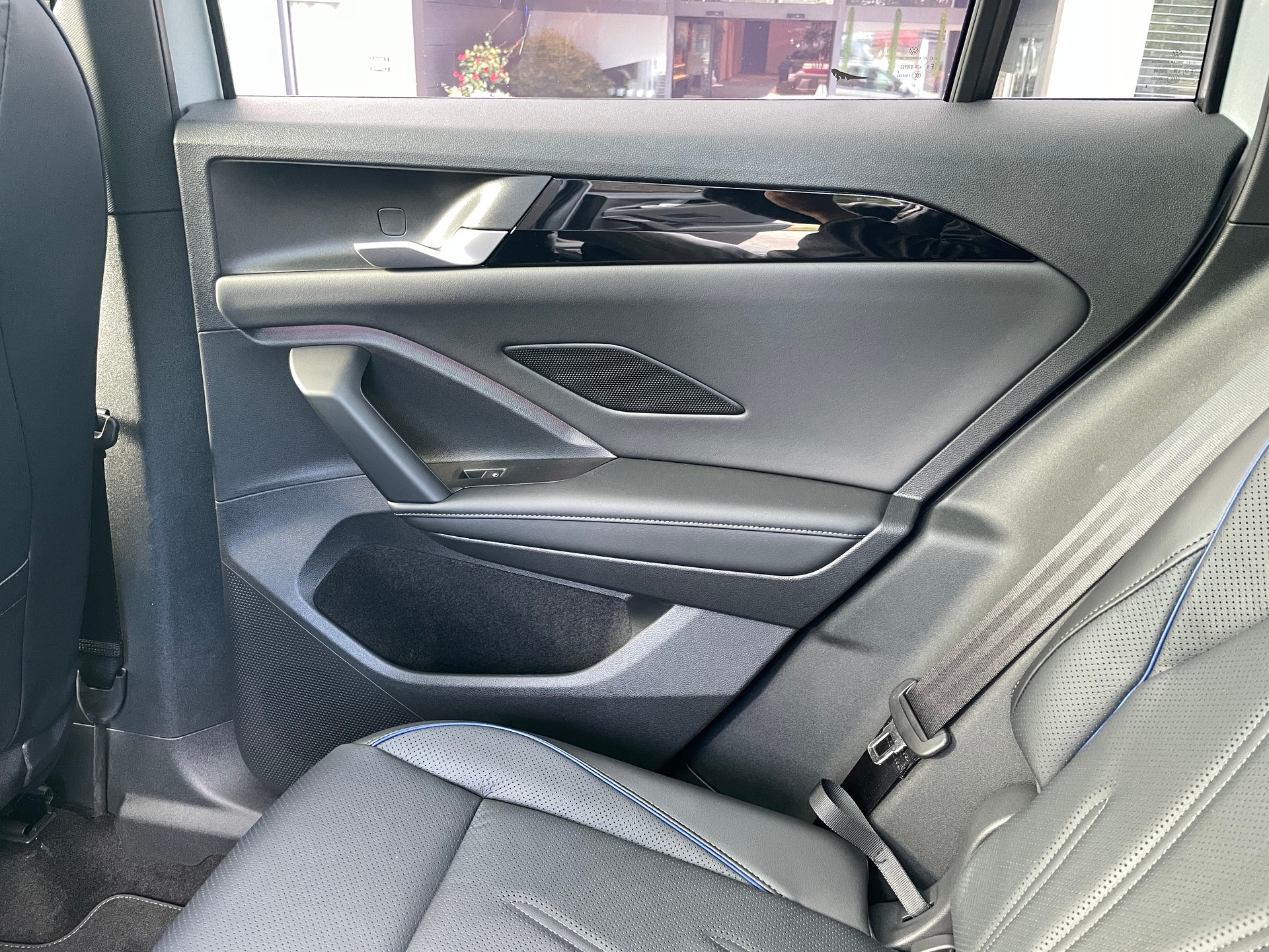 VW Tiguan 2.0 TDI SCR R-Line 4Motion DSG-image-17