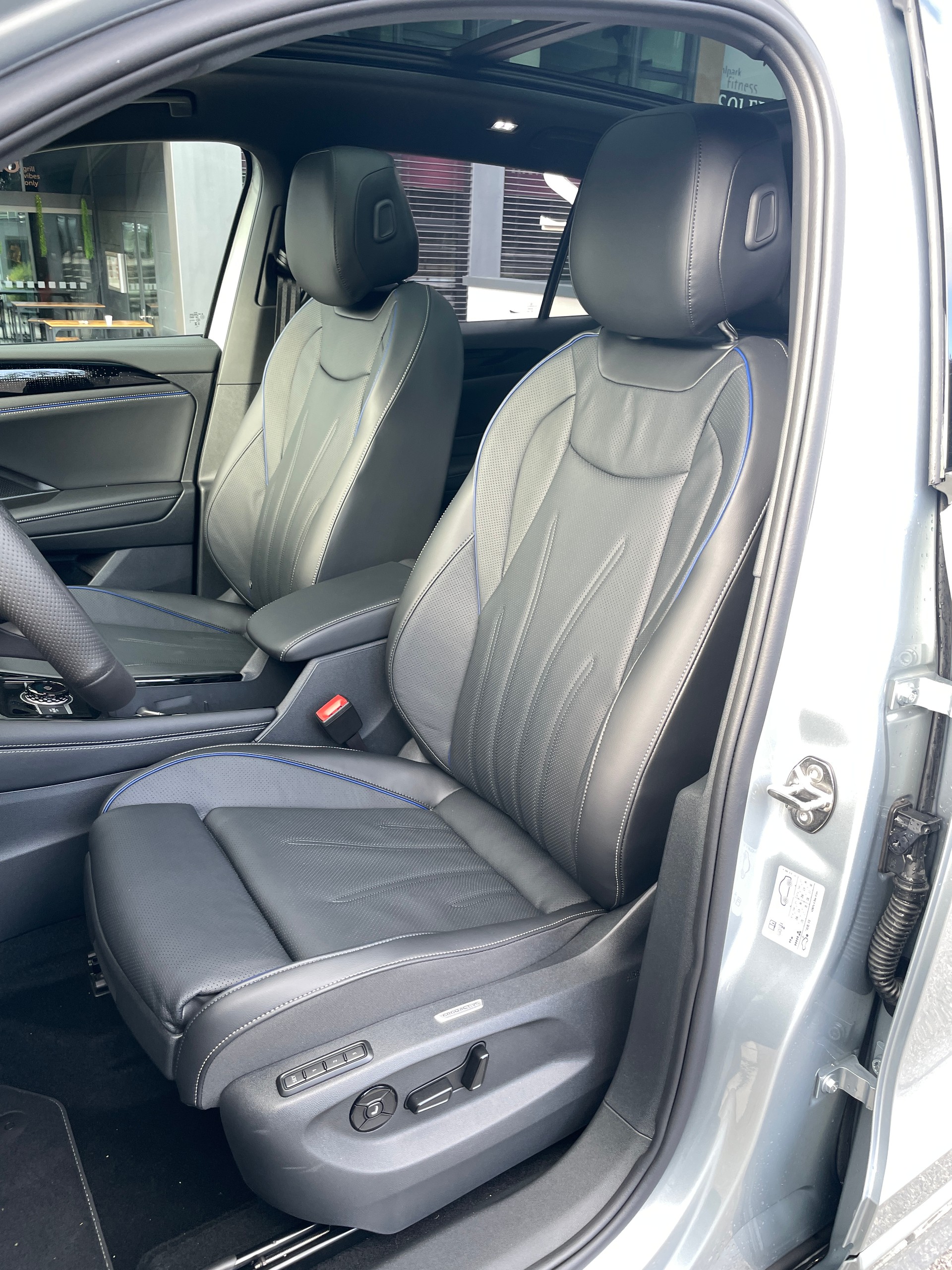VW Tiguan 2.0 TDI SCR R-Line 4Motion DSG-image-13