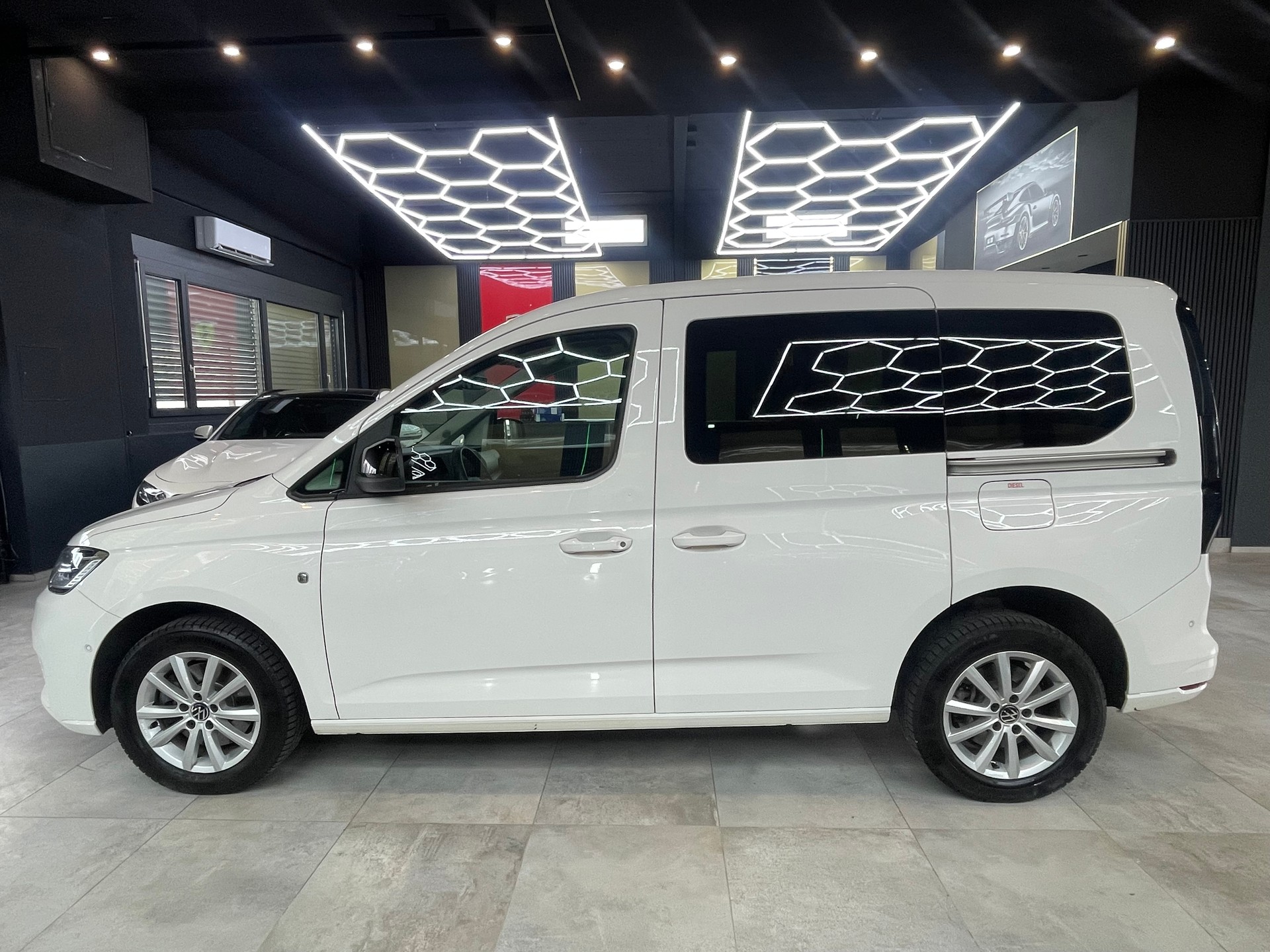 VW Caddy Cargo 2.0TDI 4Motion-image-7