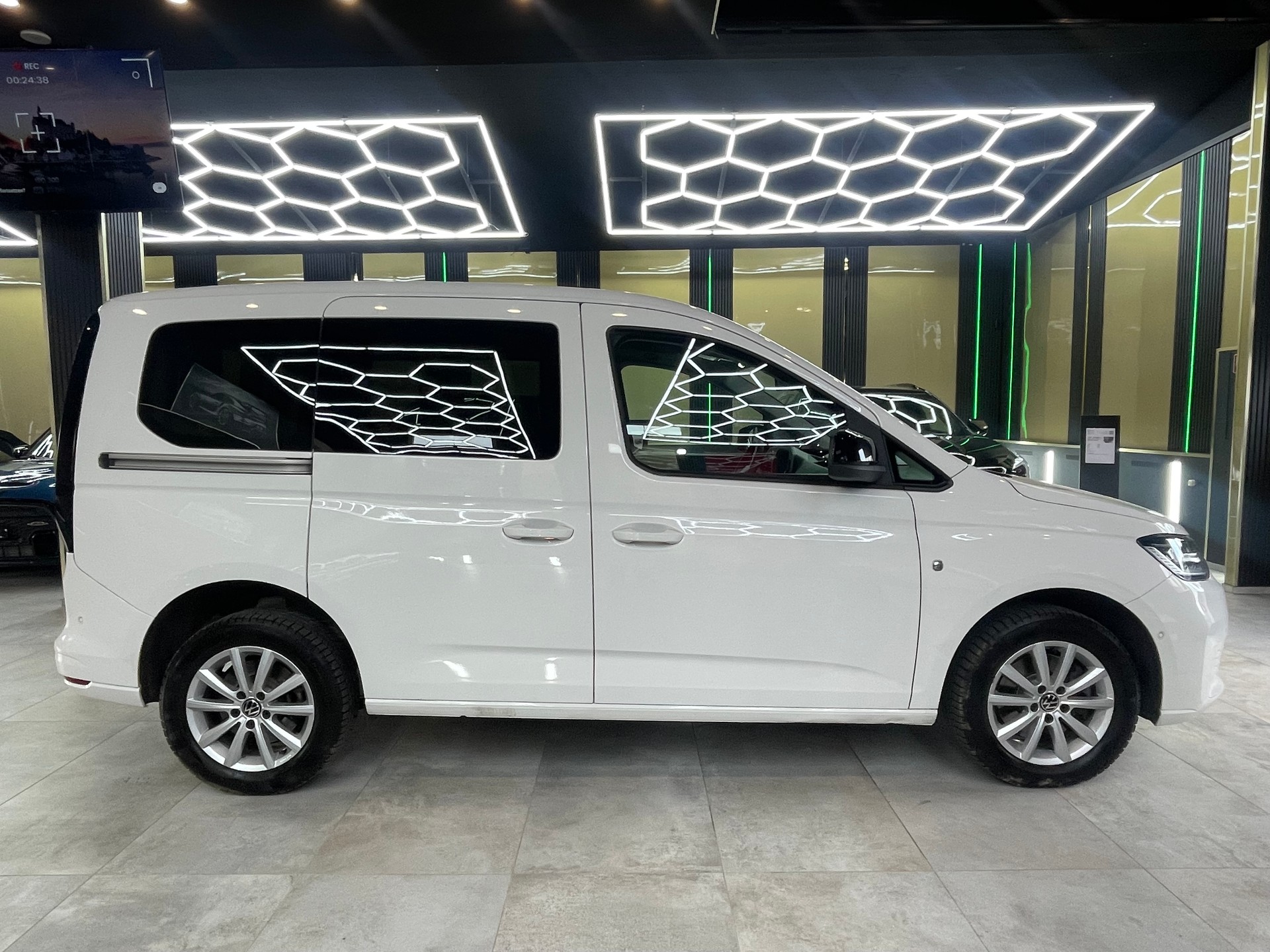 VW Caddy Cargo 2.0TDI 4Motion-image-3
