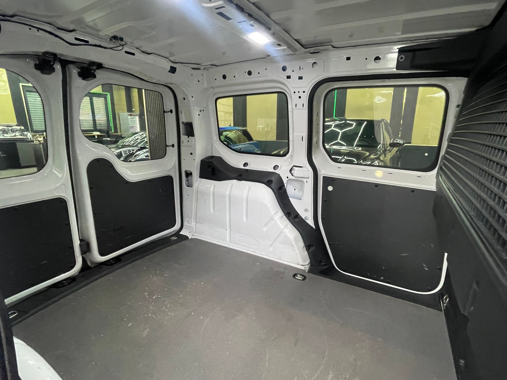 VW Caddy Cargo 2.0TDI 4Motion-image-13