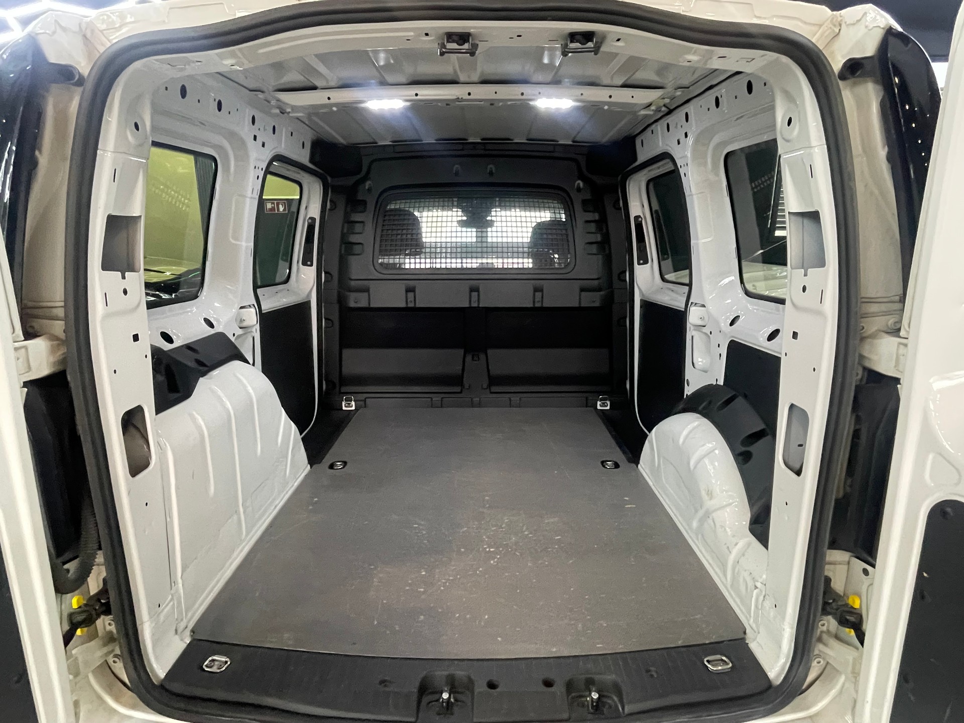 VW Caddy Cargo 2.0TDI 4Motion-image-14