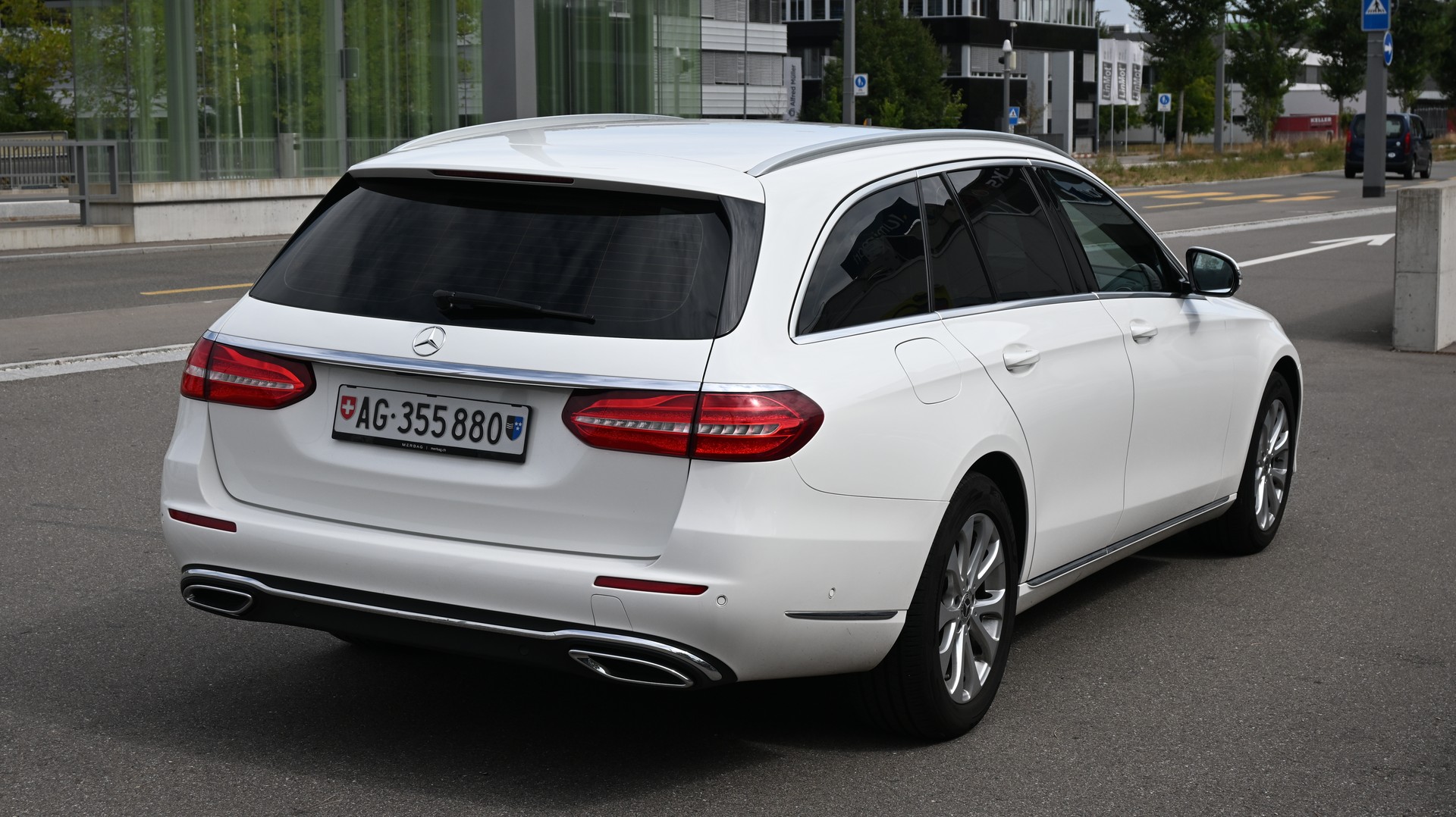 MERCEDES-BENZ E 220 d Exclusive 4Matic 9G-Tronic-image-11