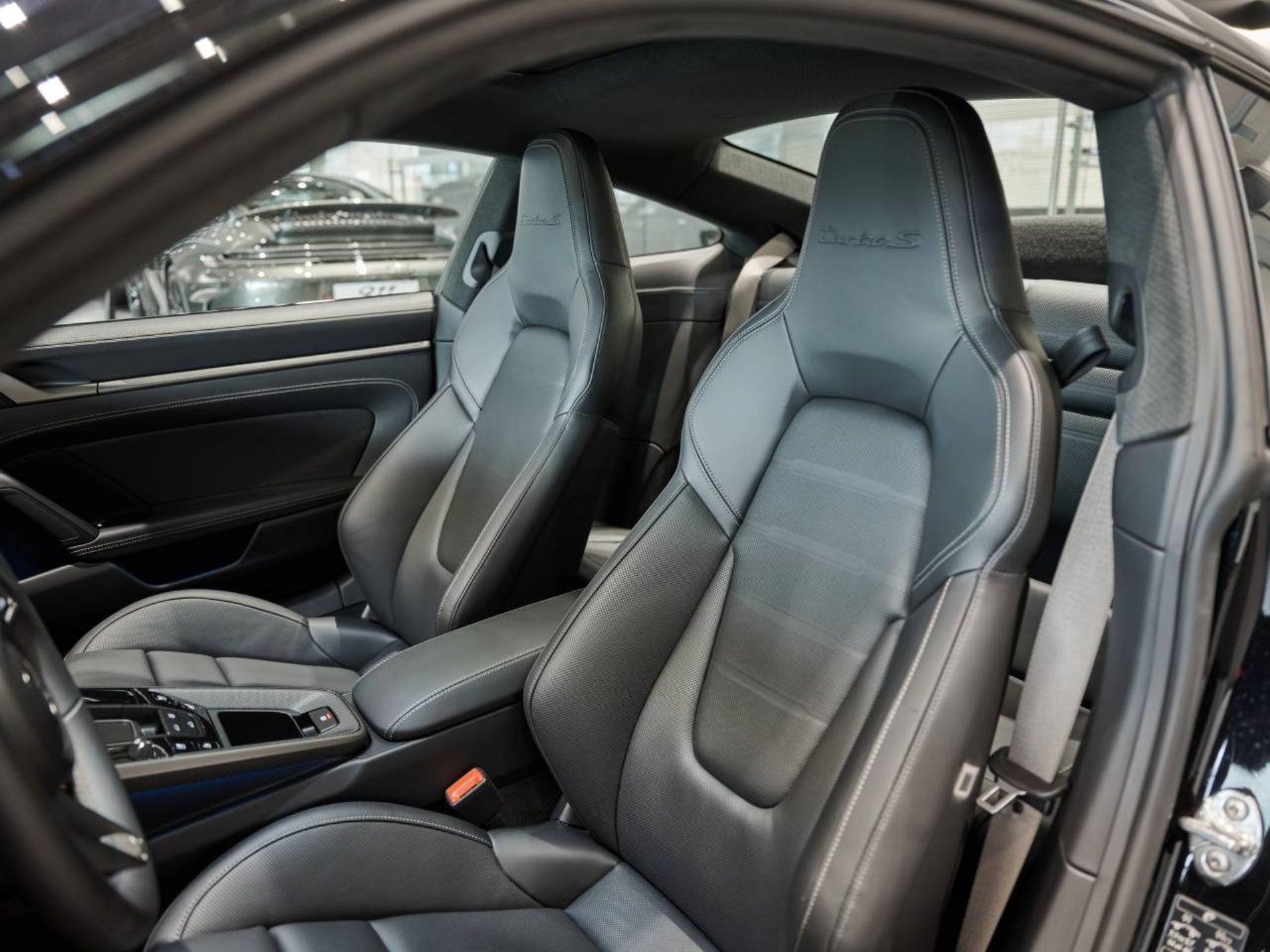 PORSCHE 911 Turbo S-image-4