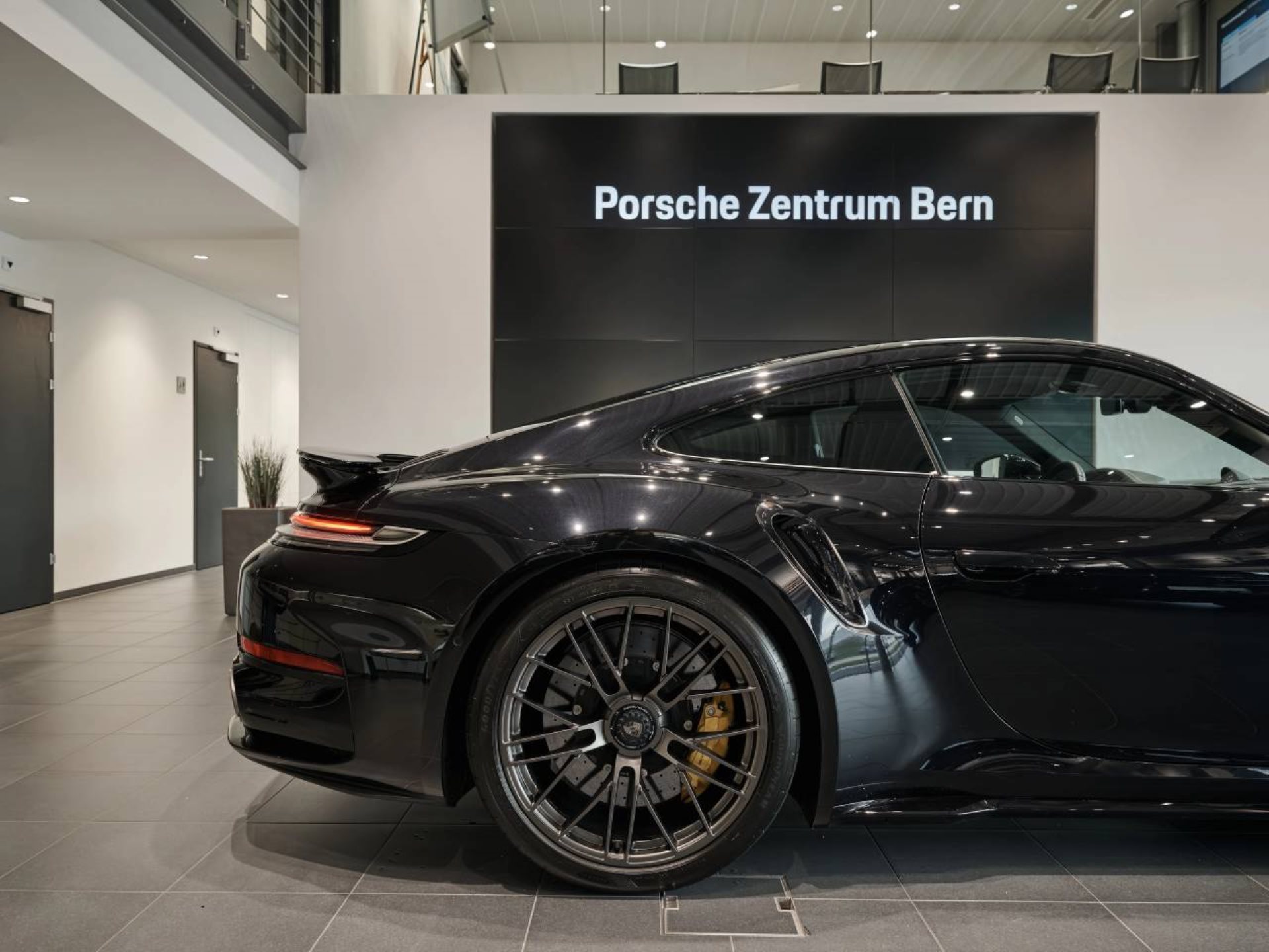 PORSCHE 911 Turbo S-image-10