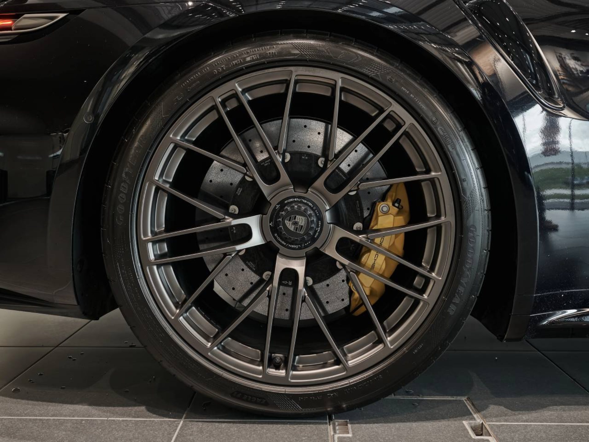 PORSCHE 911 Turbo S-image-31