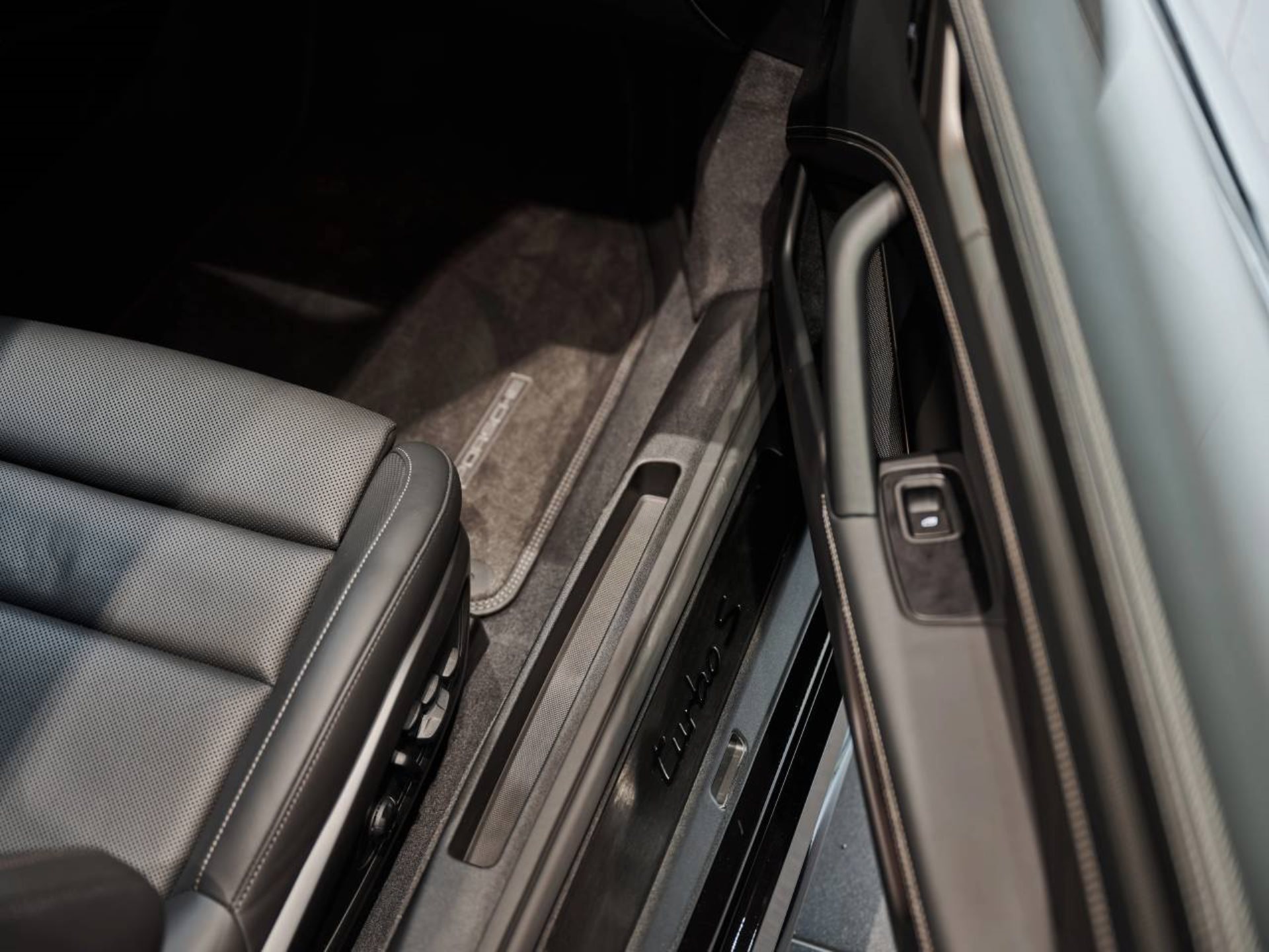 PORSCHE 911 Turbo S-image-20