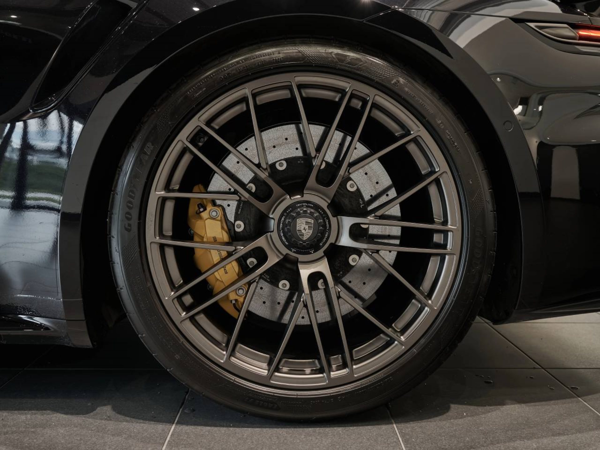 PORSCHE 911 Turbo S-image-30