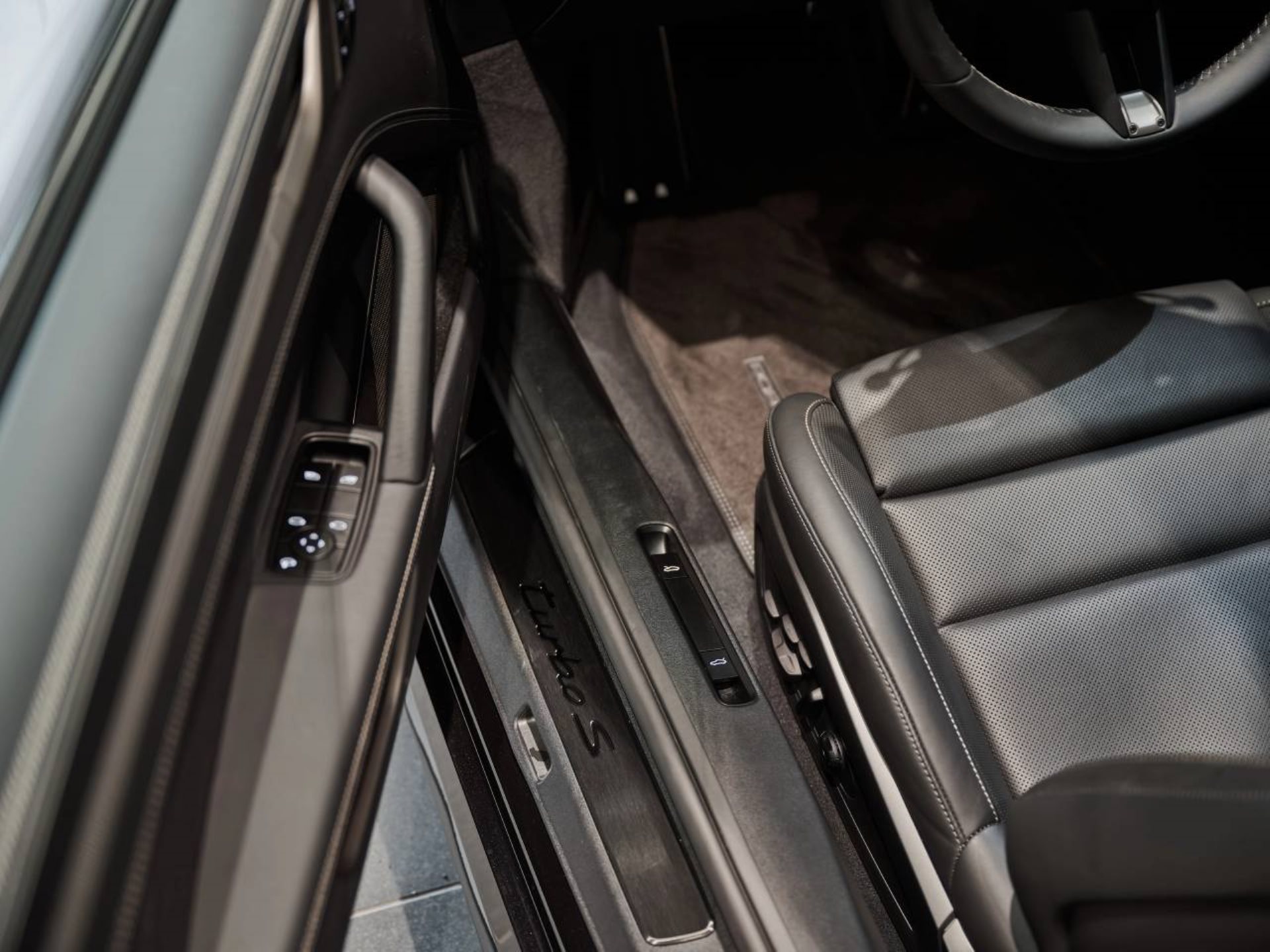 PORSCHE 911 Turbo S-image-18