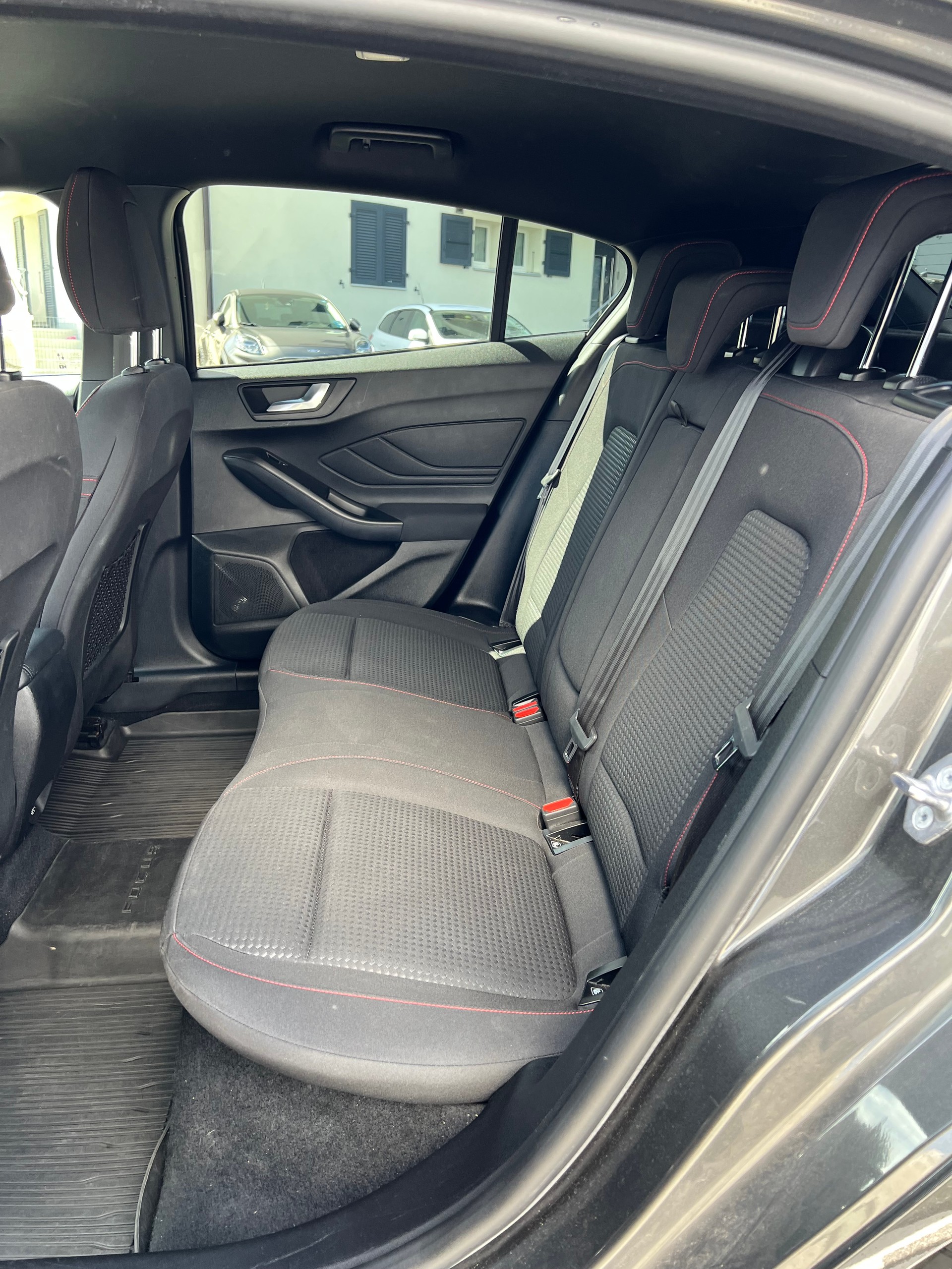 FORD Focus 1.0 SCTi ST Line-image-10