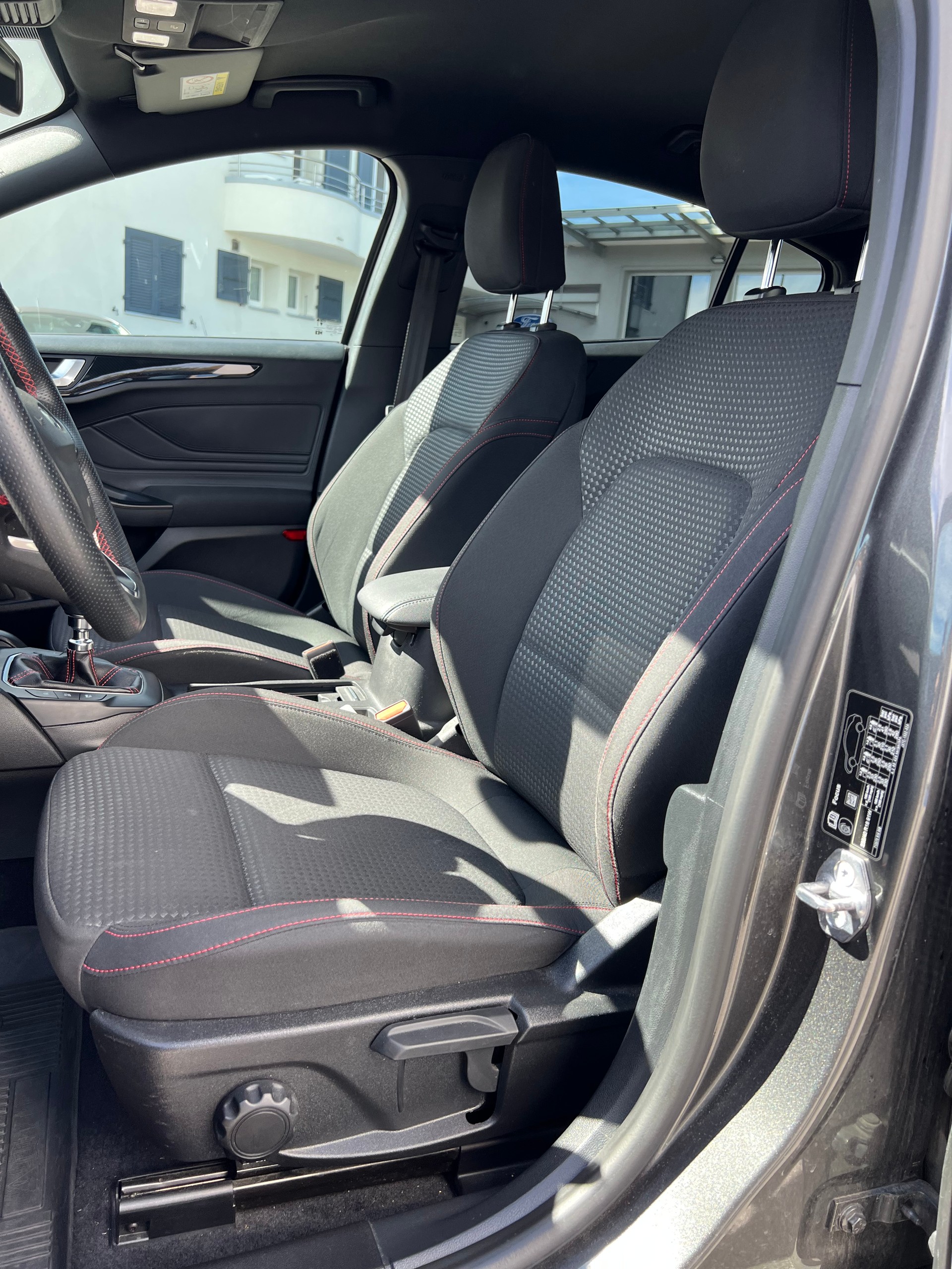 FORD Focus 1.0 SCTi ST Line-image-9