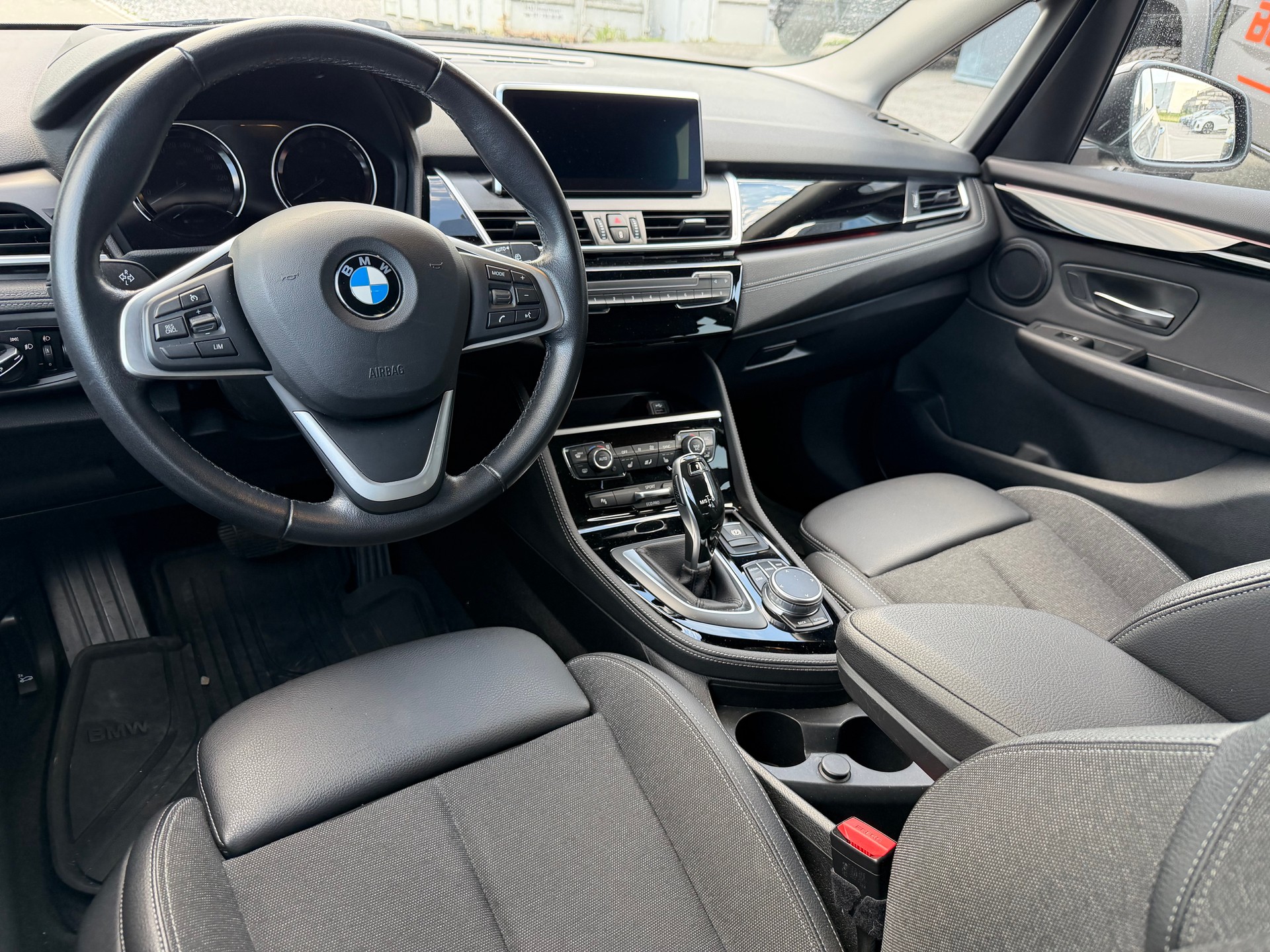 BMW 218d xDrive Active Tourer Steptronic Sport Line-image-4