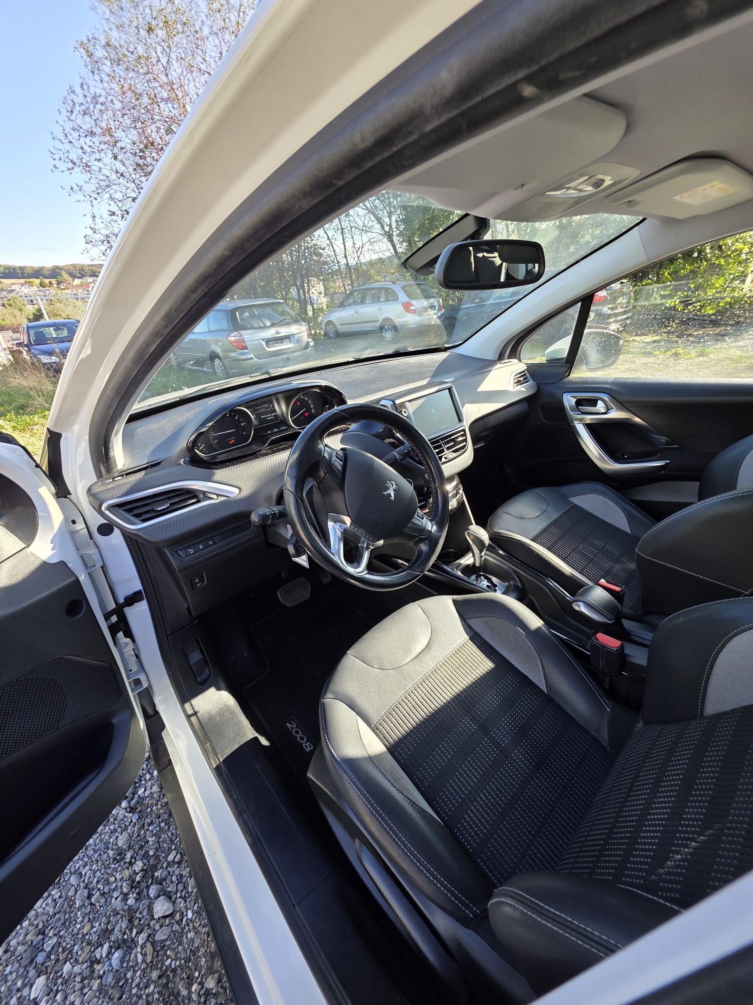PEUGEOT 2008 1.2 PureTech Active EAT6-image-8