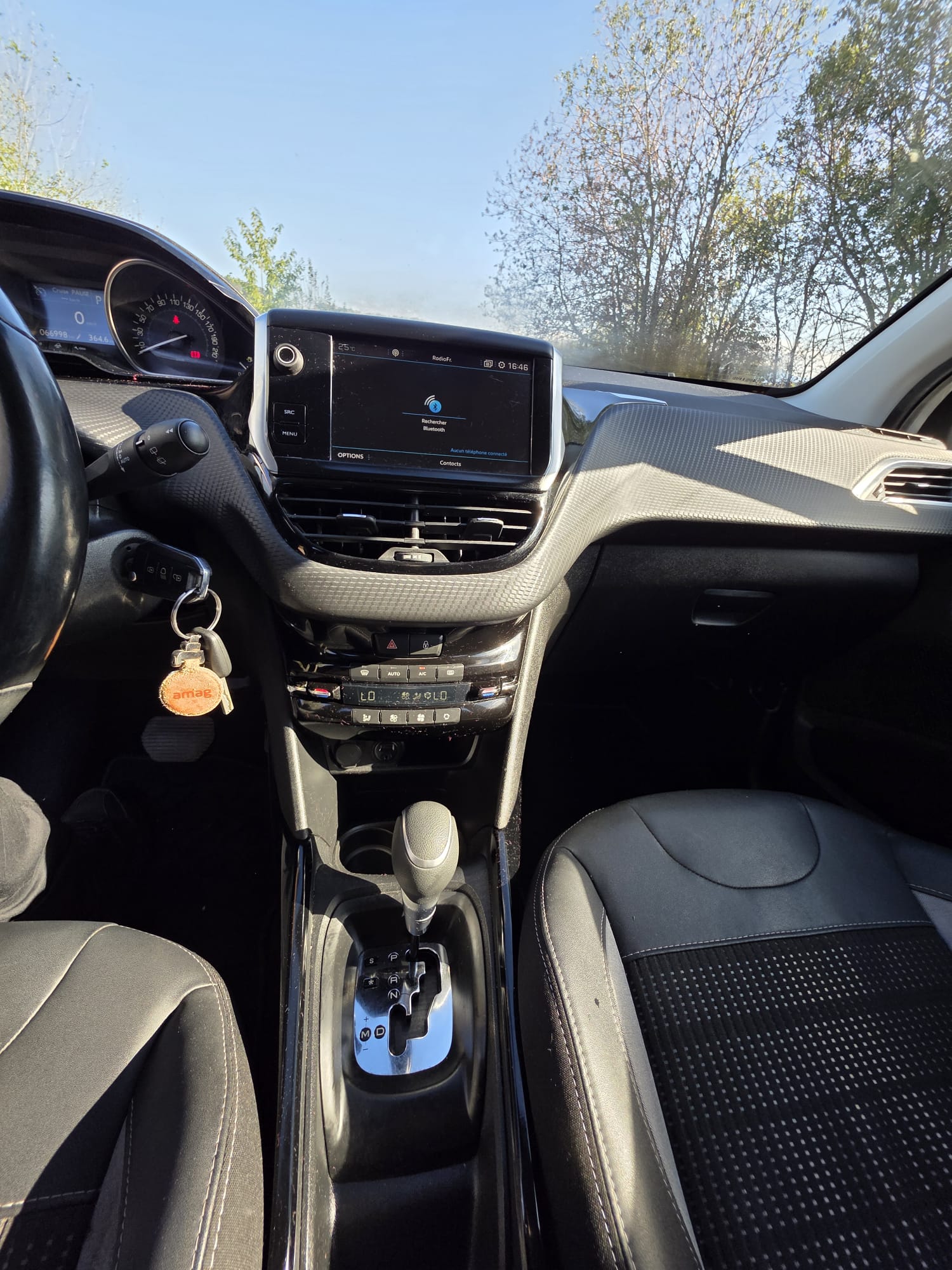 PEUGEOT 2008 1.2 PureTech Active EAT6-image-6
