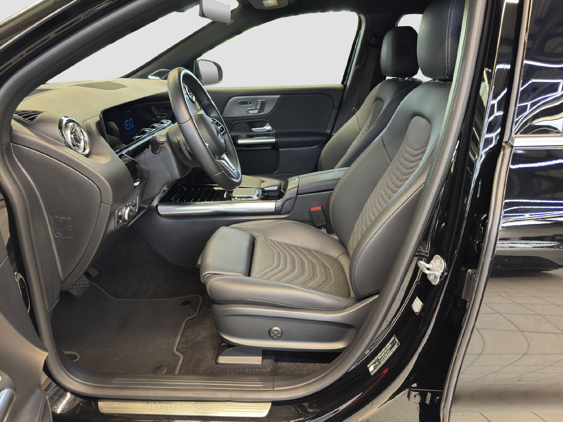 MERCEDES-BENZ EQA 300 Swiss Star Progressive 4MATIC-image-7