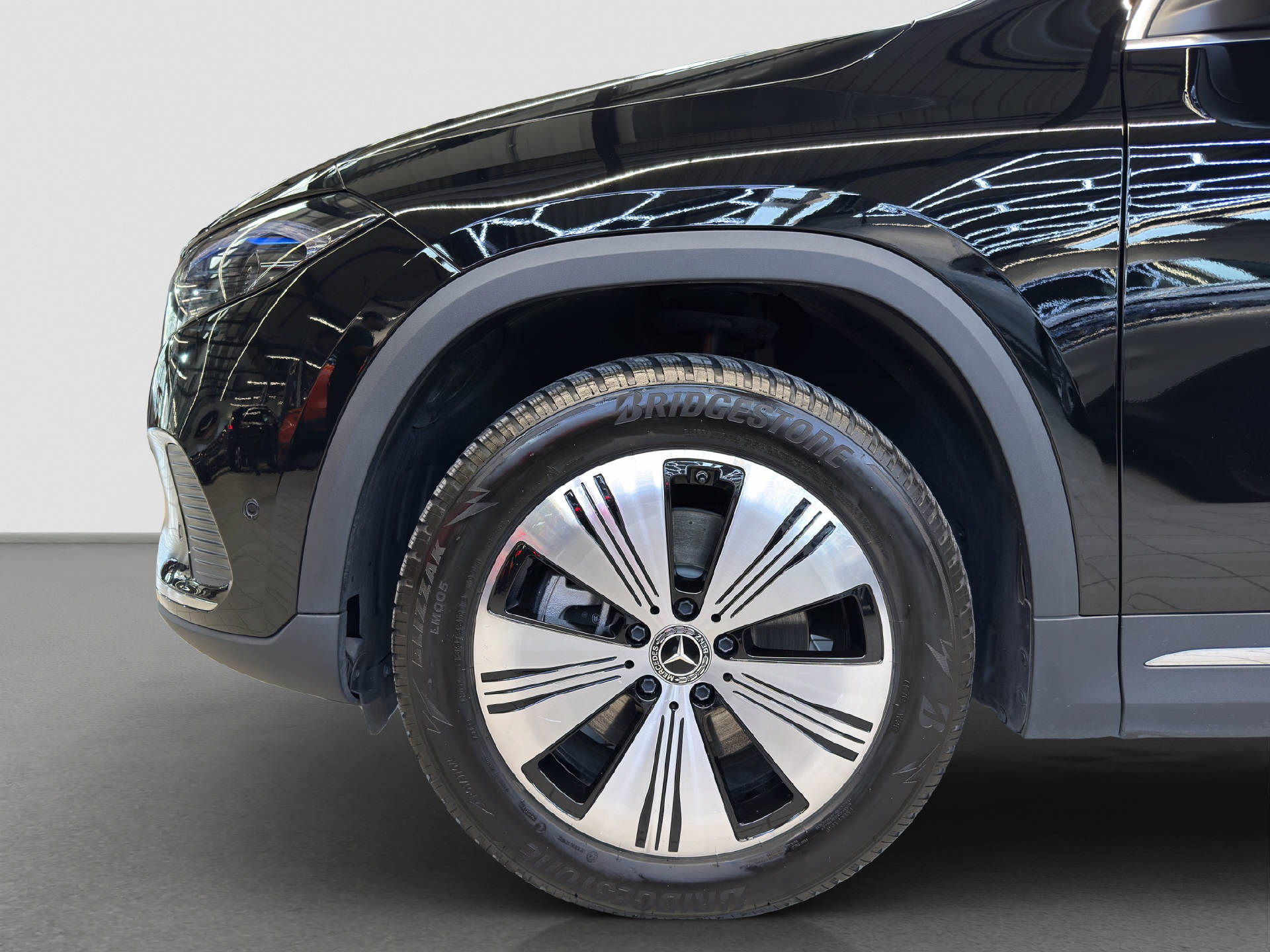 MERCEDES-BENZ EQA 300 Swiss Star Progressive 4MATIC-image-6