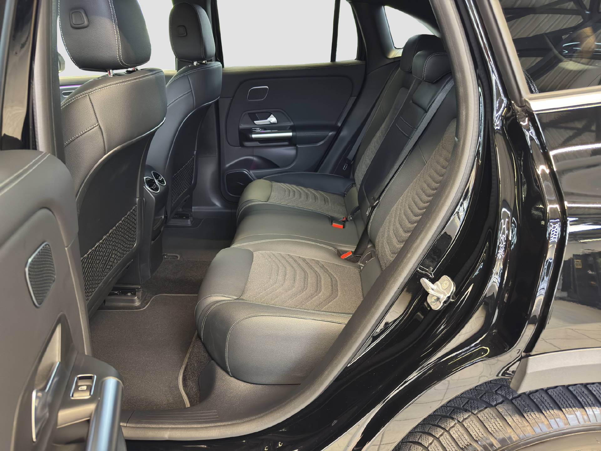 MERCEDES-BENZ EQA 300 Swiss Star Progressive 4MATIC-image-14