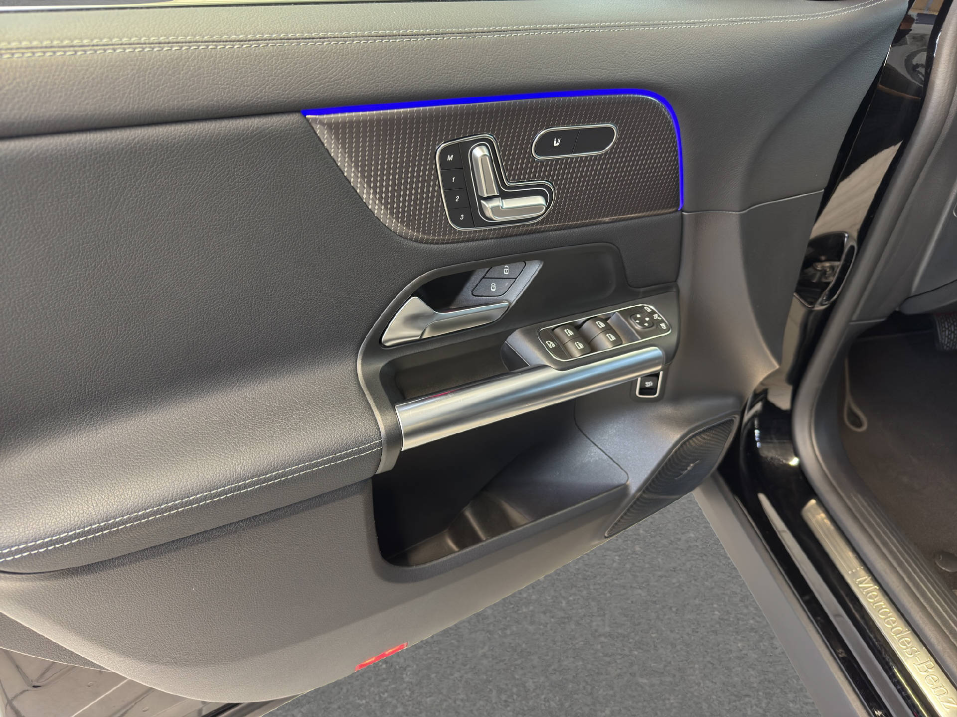 MERCEDES-BENZ EQA 300 Swiss Star Progressive 4MATIC-image-13