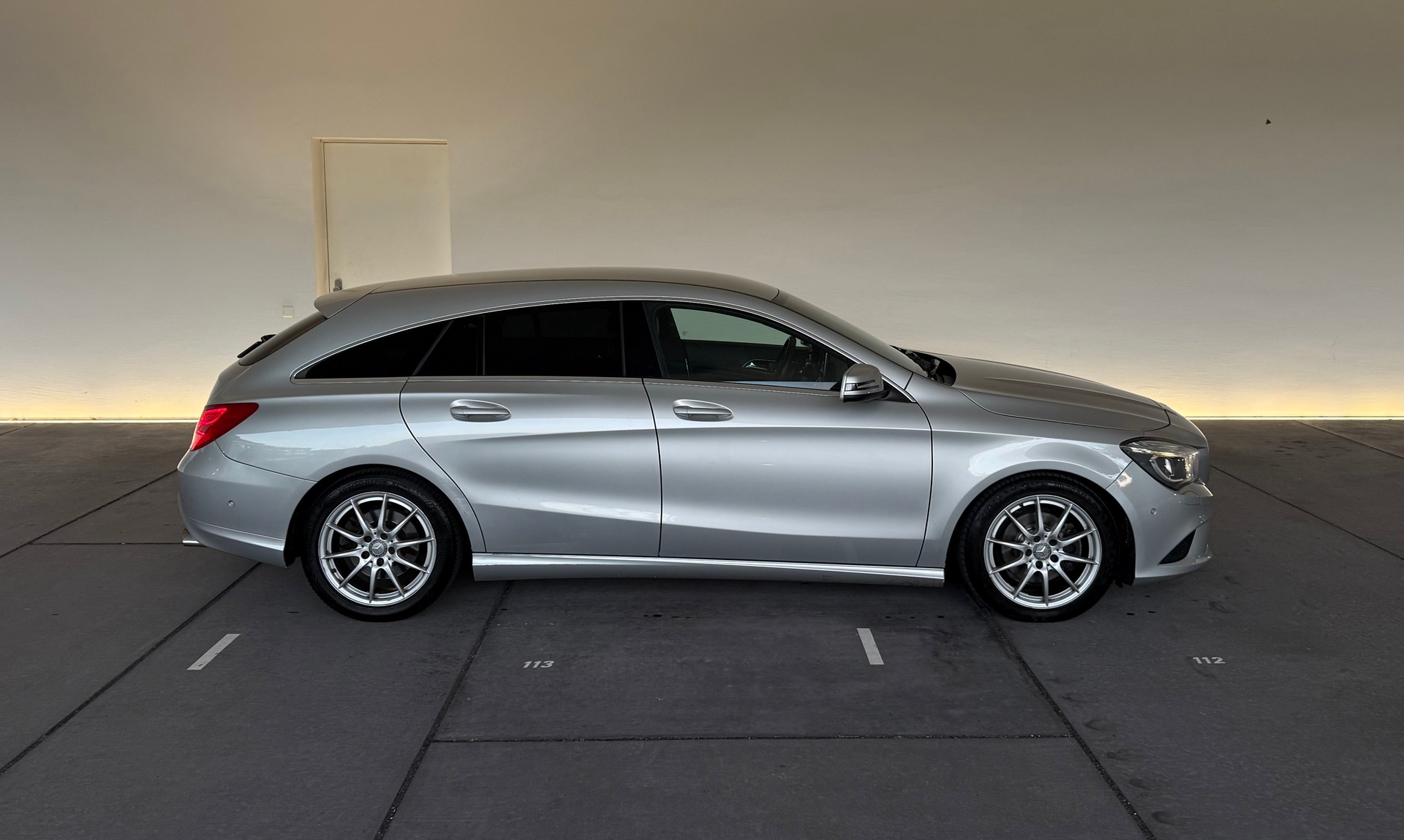 MERCEDES-BENZ CLA Shooting Brake 180 7G-DCT-image-4